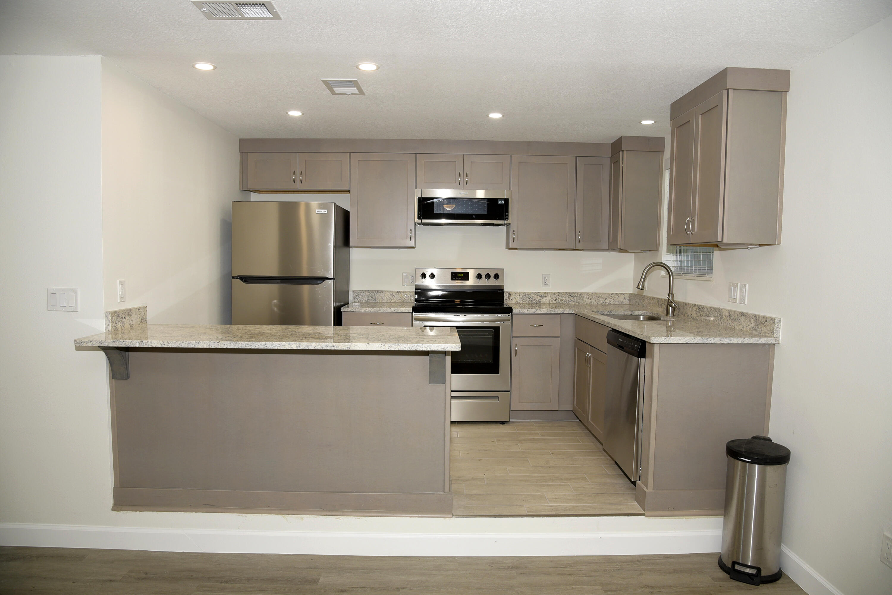 VALPARAISO PINECREST 6 - Residential Lease