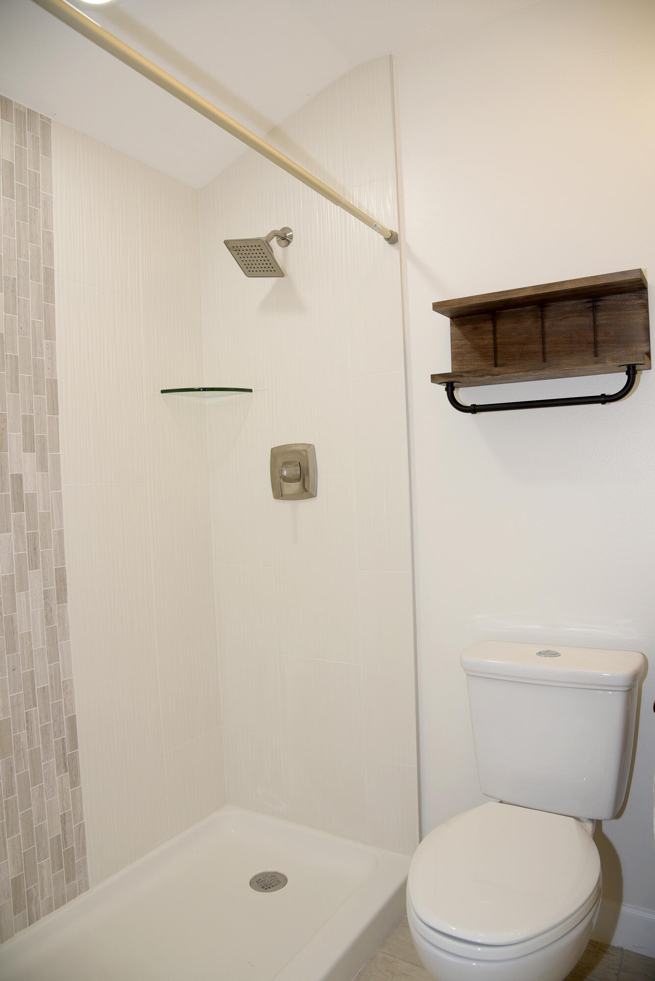 VALPARAISO PINECREST 6 - Residential Lease