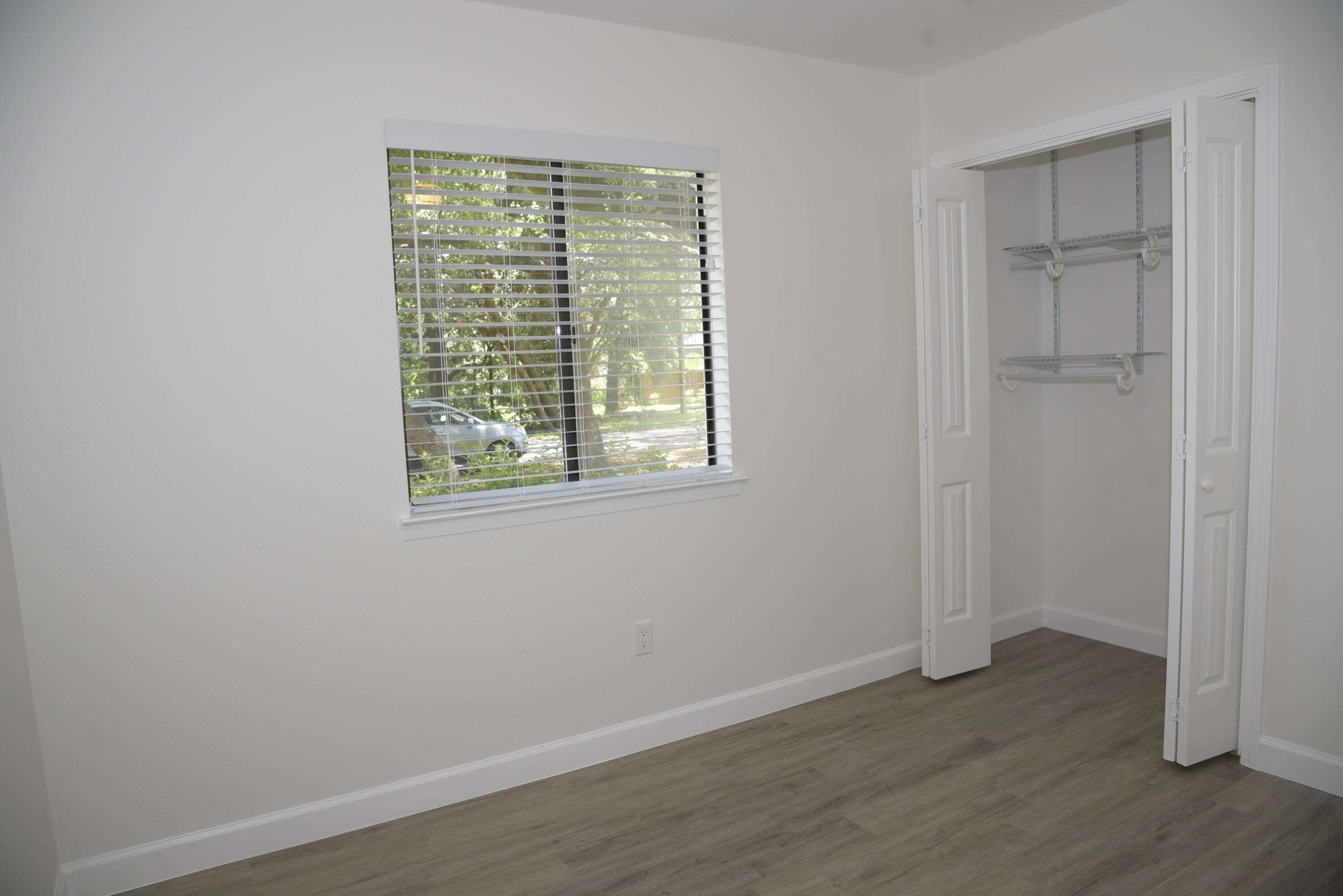 VALPARAISO PINECREST 6 - Residential Lease