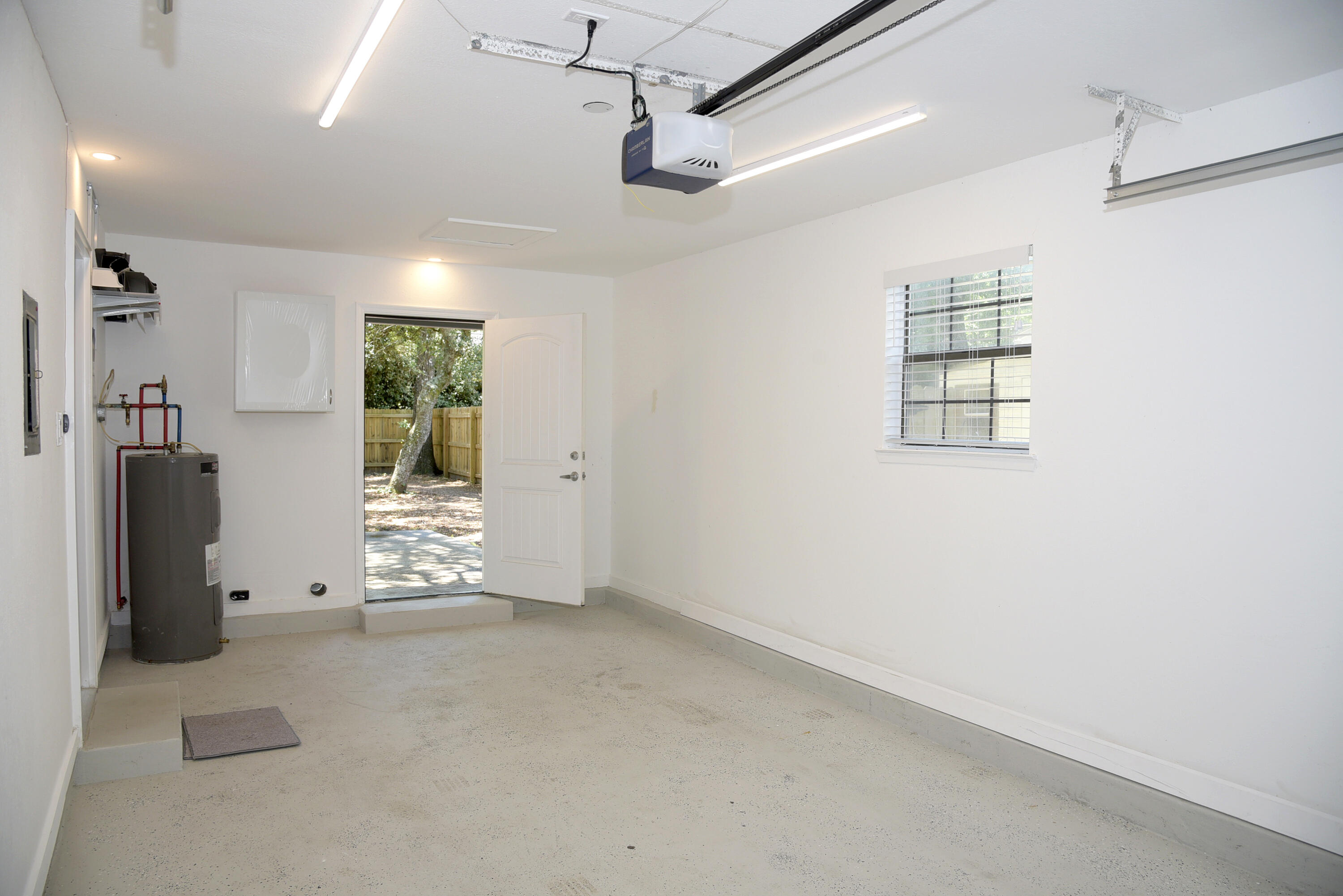 VALPARAISO PINECREST 6 - Residential Lease