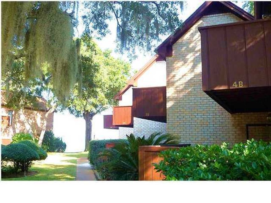 UNFURNISHED CENTRALLY LLOCATED TOWNHOME LOCATED IN A BAY FRONT COMMUNITY. TWO PATIOS DOWNSTAIRS OFF FAMILY ROOM WITH ACCESS TO POOL & ANOTHER LOCATED IN THE FRONT. BEDROOMS LOCATED UPSTAIRS EACH WITH ITS OWN BALCONY. OWNER JUST UPDATED WITH NEW PAINT, NEW CARPET, NEW STOVE, NEW DISHWASHER, NEW LIGHT FIXTURES AND UPDATED BATHROOMS. LAUNDRY ROOM HOLDS STACK WASHER/DRYER OR FULL SIZE WASHER IN ONE CLOSET & DRYER IN OTHER CLOSET. COMMUNITY OFFERS TENNIS COURT, COMMUNITY ROOM, BOAT LAUNCH & DOCK AND POOL. SMALL DOG OR CAT OK WITH REFRENCES AND $500 PET DEPOSIT/$250 NON-REFUNDABLE. NON-SMOKING. ASSOCIATION MAINTAINS LAWN.