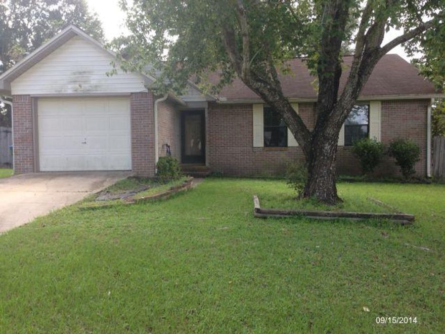 Great 3 Bd / 2 Ba home south of Crestview... Living room features laminate floors & fireplace, tile in kitchen & dining room. Large fenced back yard with deck.