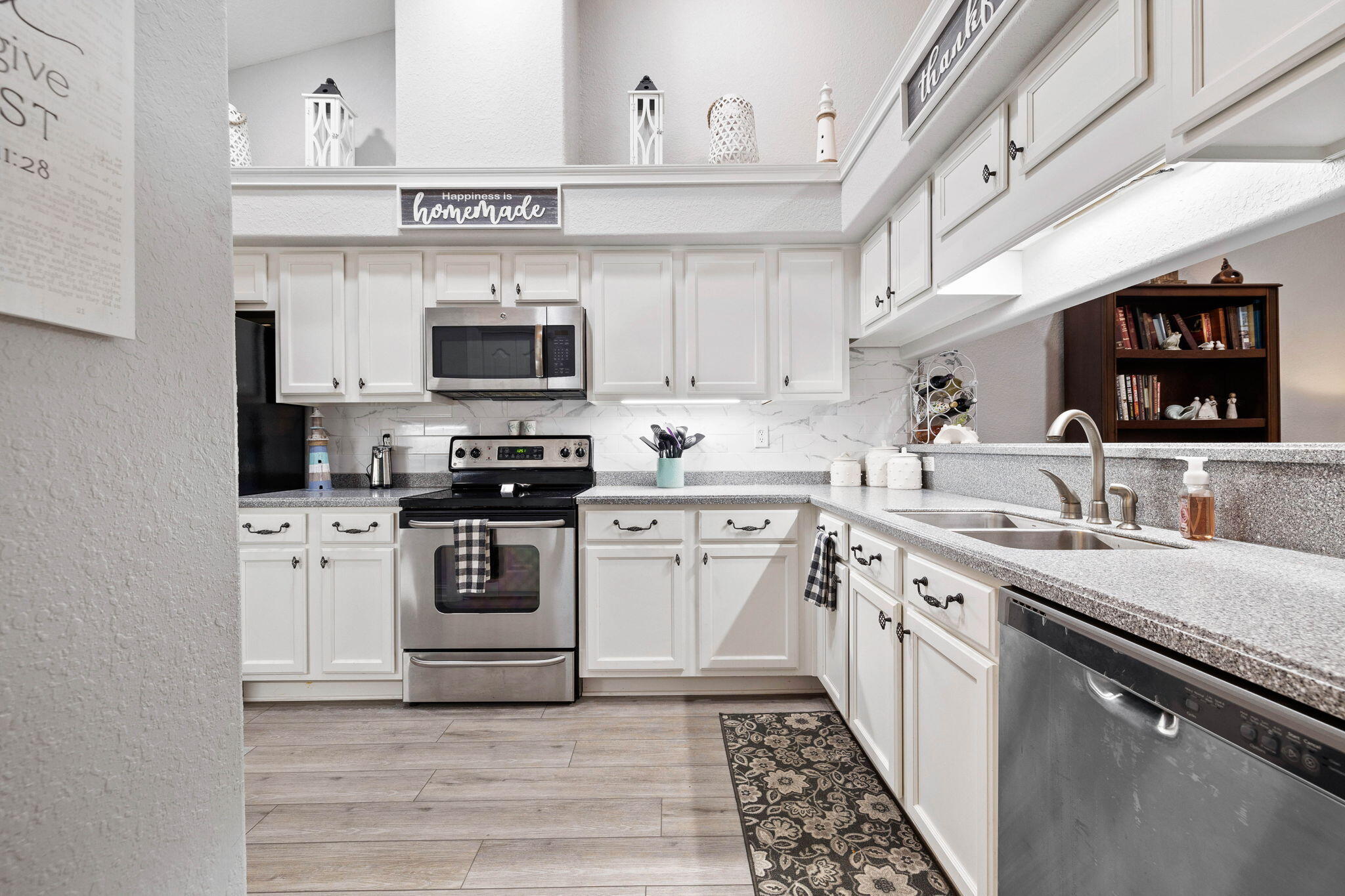 DIAMOND LAKES - Residential