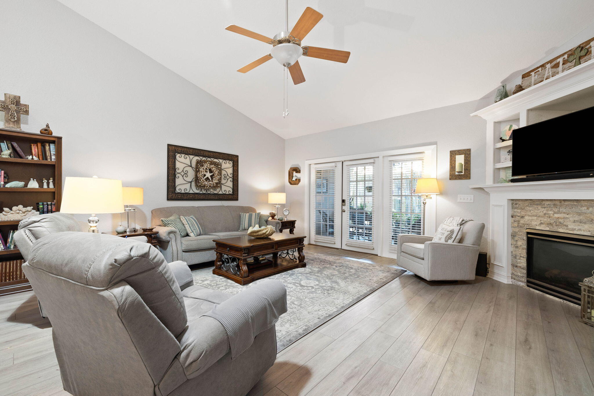 DIAMOND LAKES - Residential