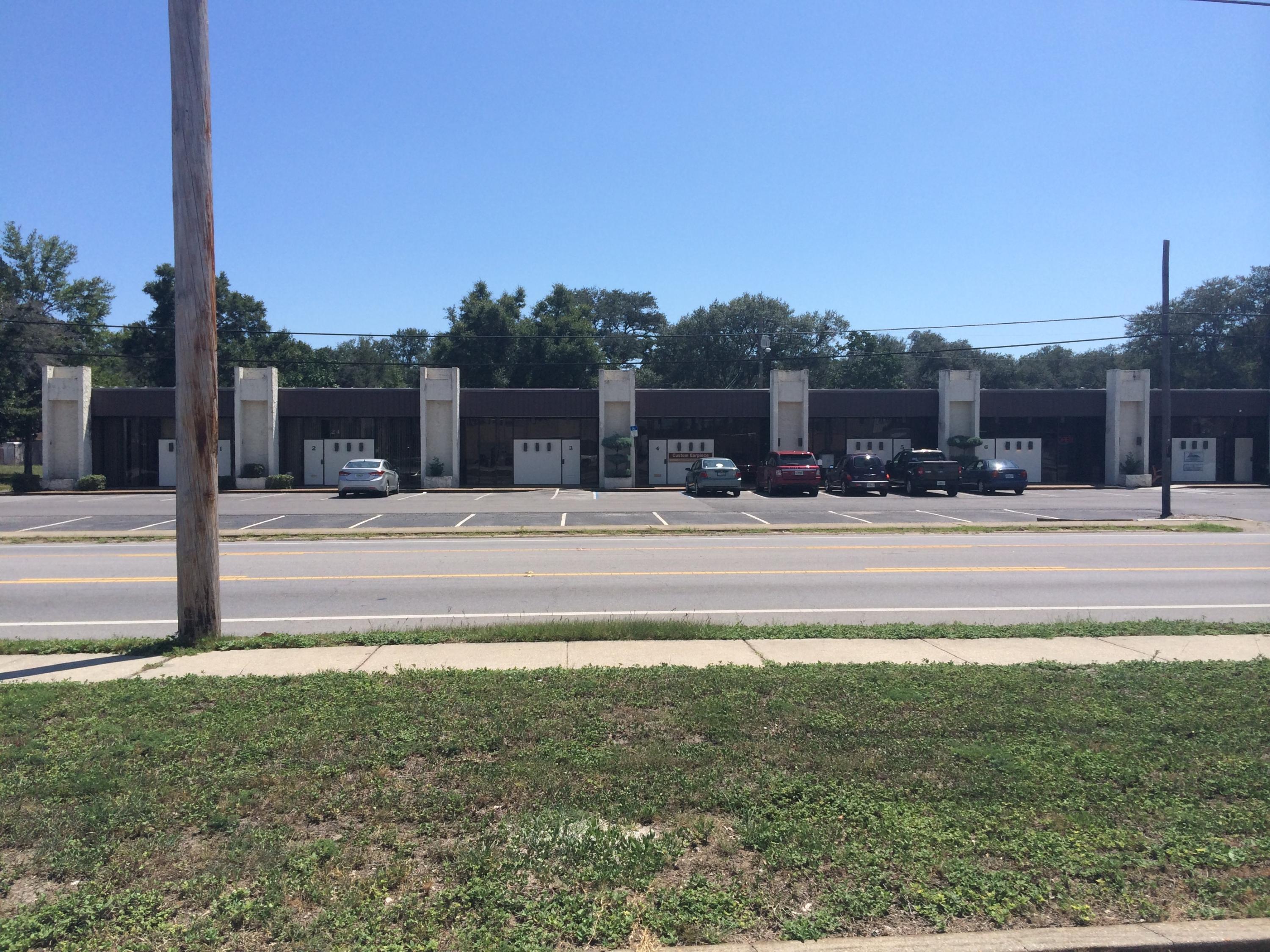 10,000 SQFT MULTI UNIT OFFICE COMPLEX WITH TWO UNOCCUPIED UNITS. GREAT INVESTMENT MODEL OR OWNER/USER. ALL LEASES ARE ON SHORT TERM, PENDING SALE.