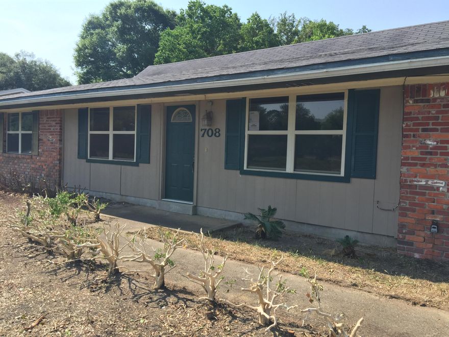 REO. 3 Bedroom/2 Bath home with a 2 car garage on a large lot. Conveniently located to Hurlburt, Eglin AFB, Schools, Shopping and Restaurants! Call for more information.