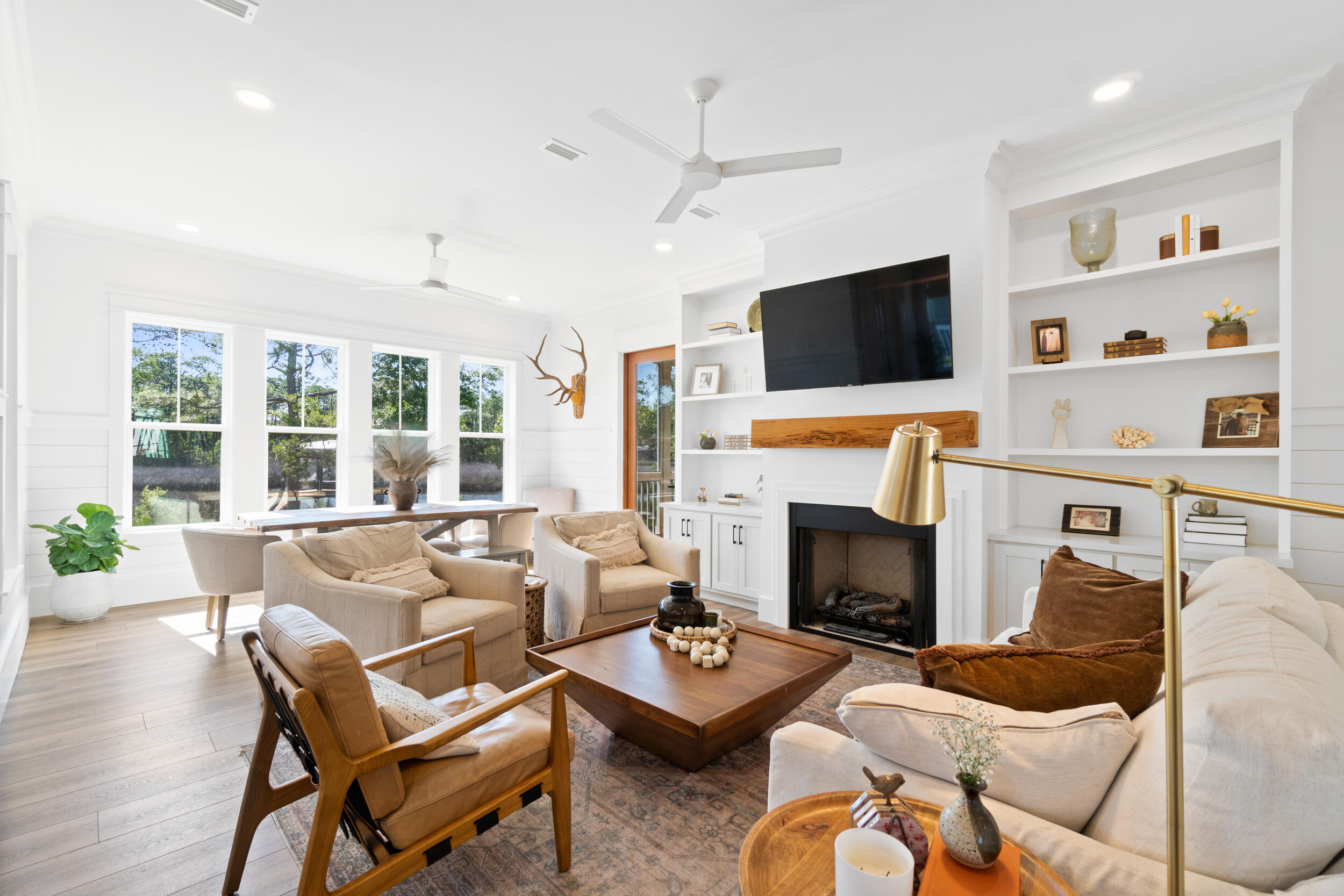 DAXTON ON THE BAY - Residential