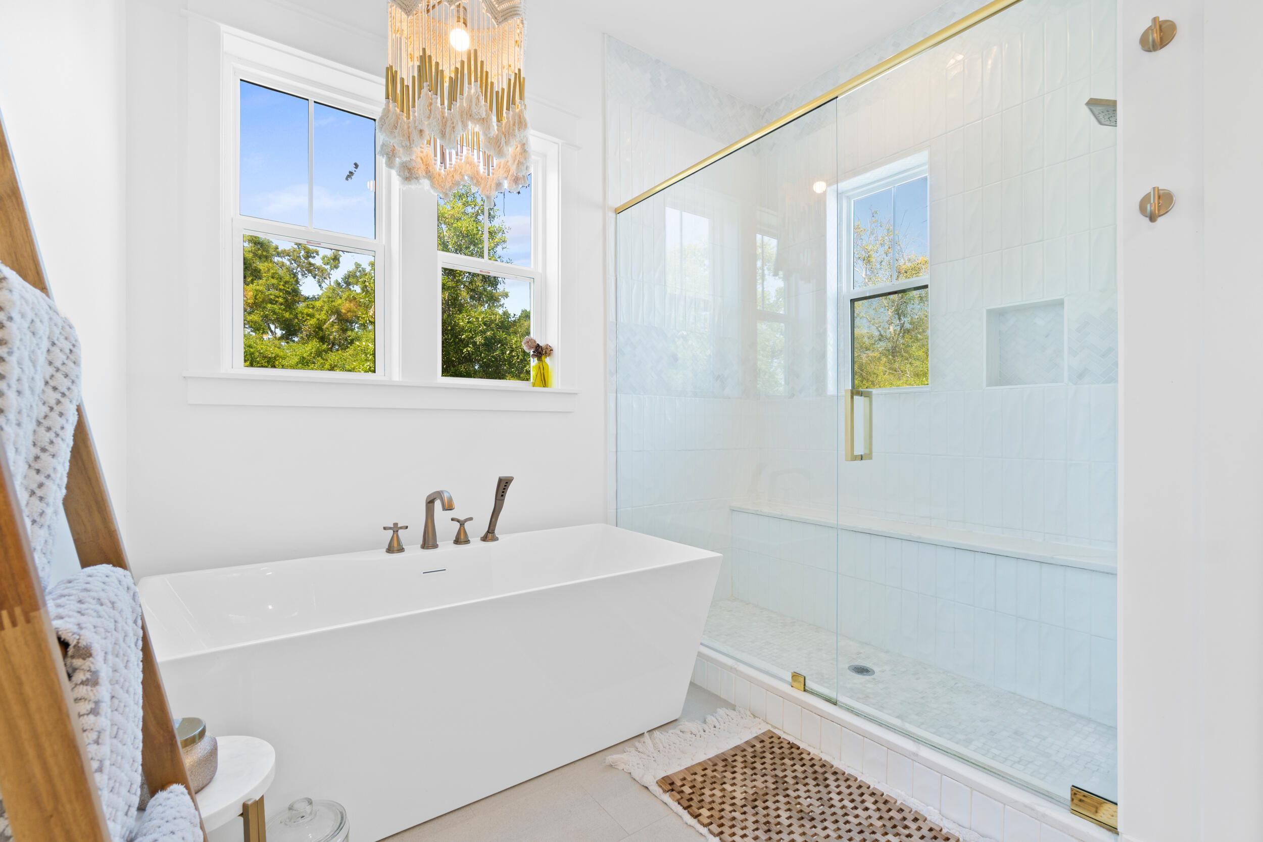 DAXTON ON THE BAY - Residential