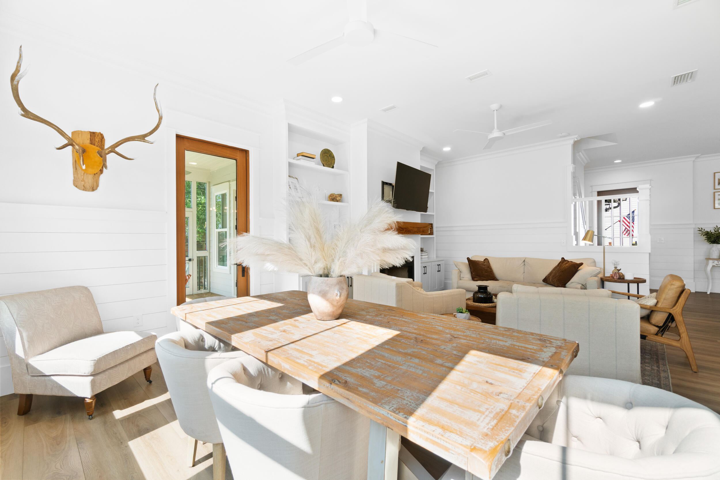 DAXTON ON THE BAY - Residential