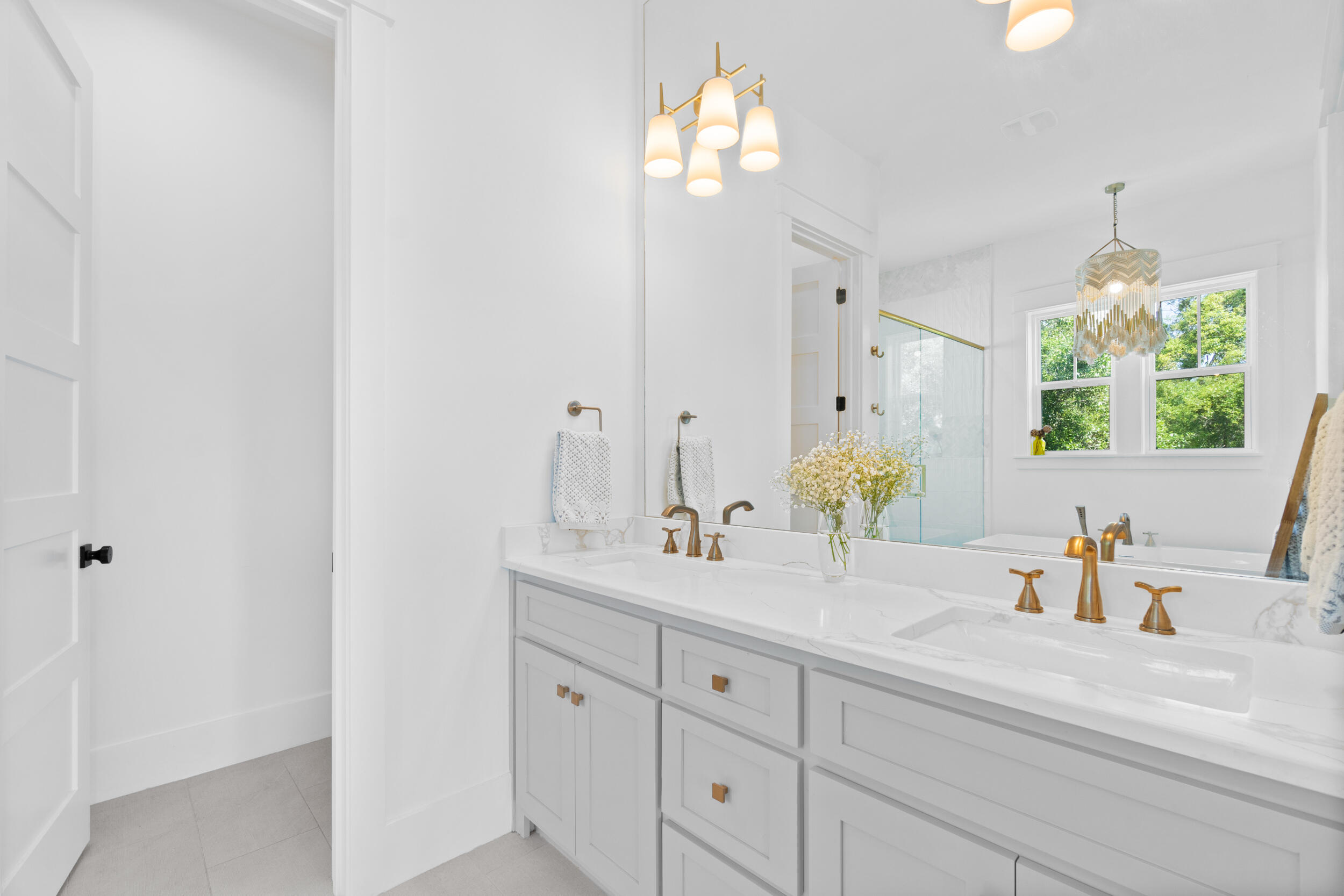 DAXTON ON THE BAY - Residential