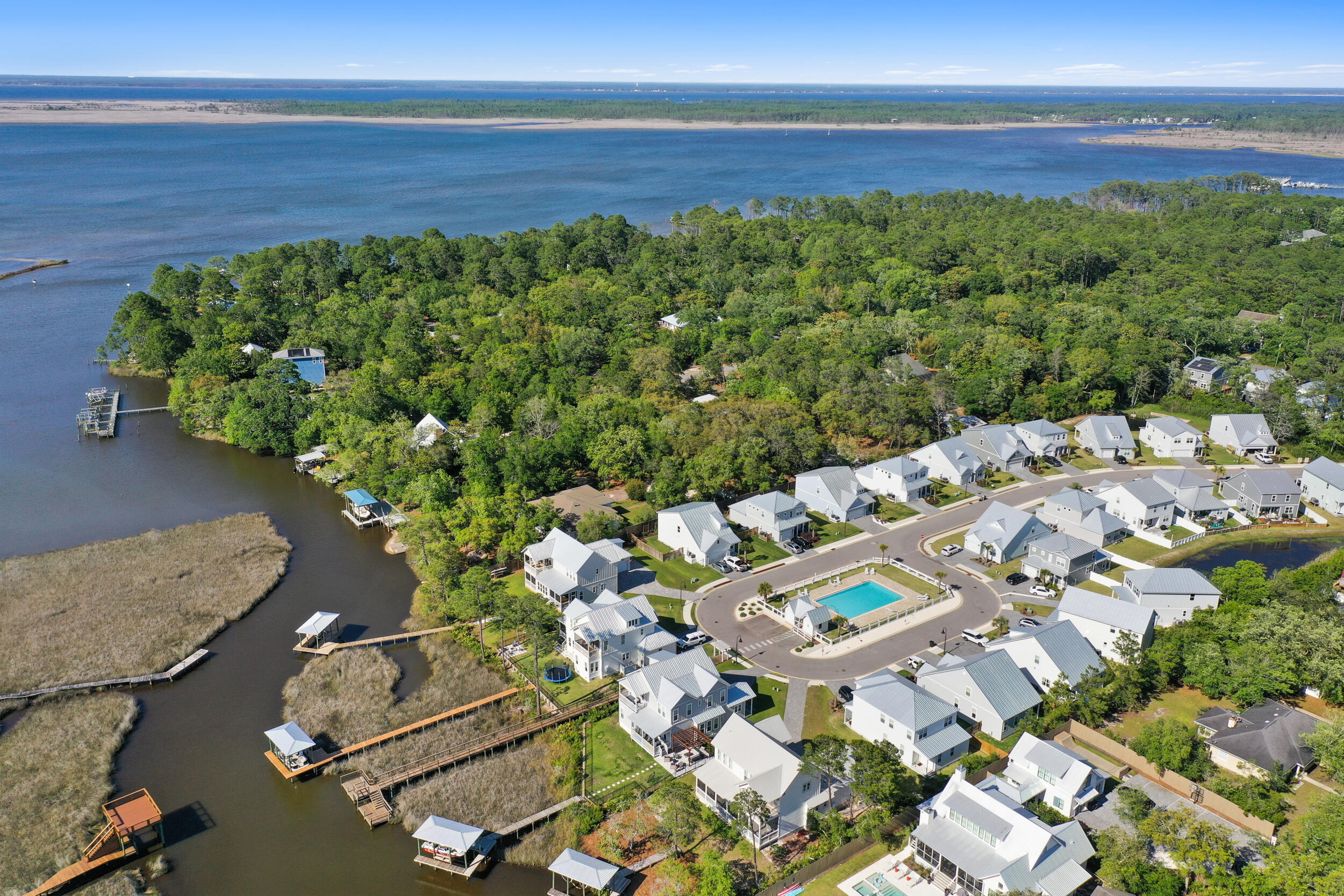 DAXTON ON THE BAY - Residential