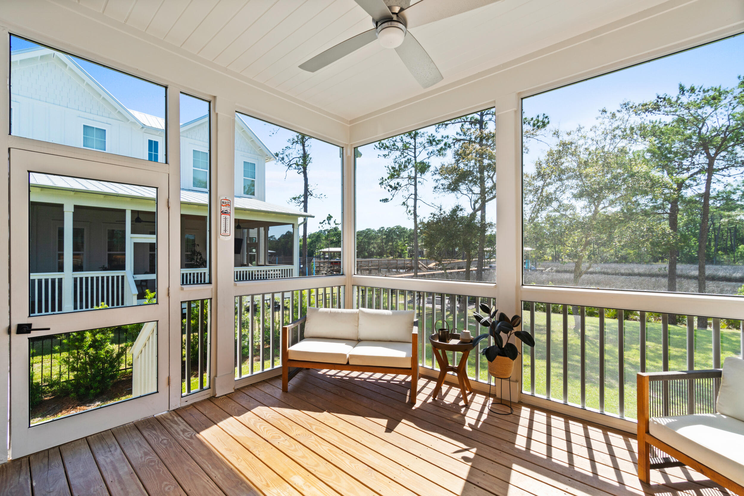 DAXTON ON THE BAY - Residential