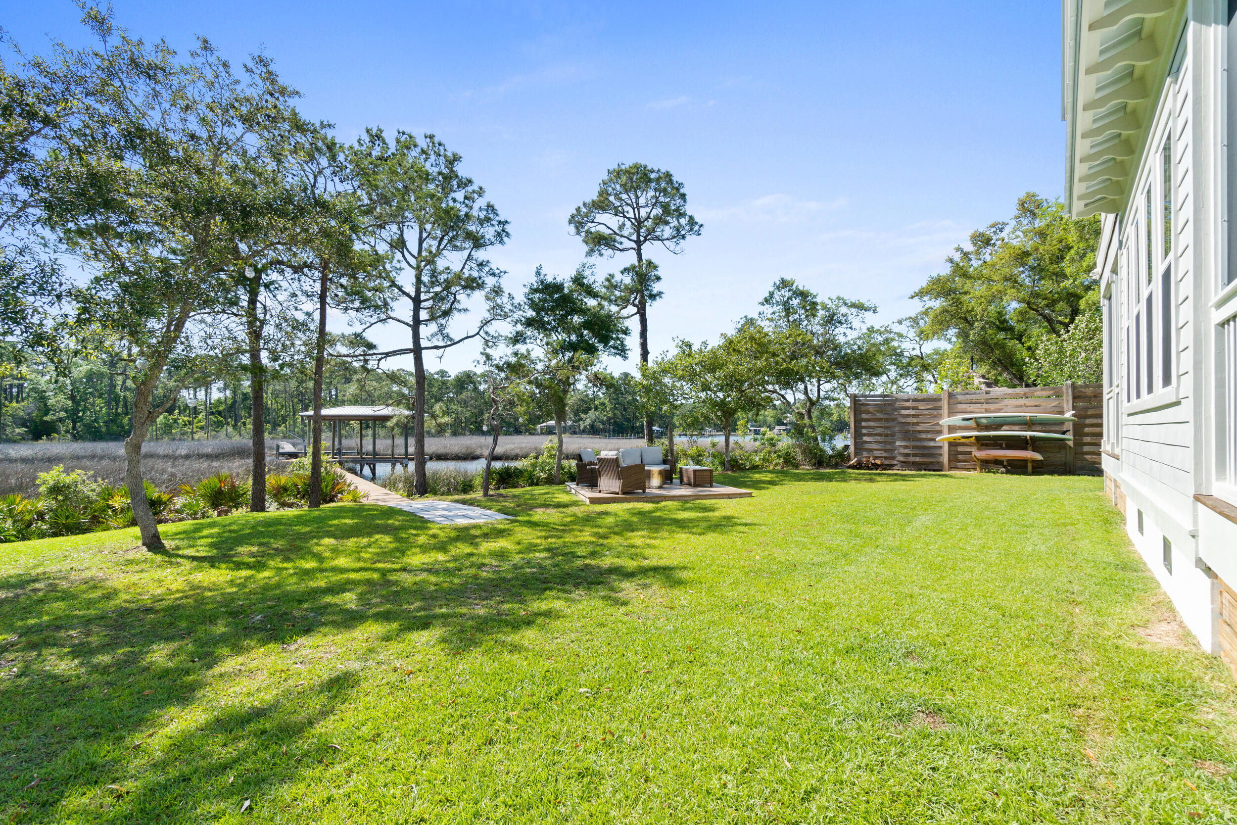 DAXTON ON THE BAY - Residential