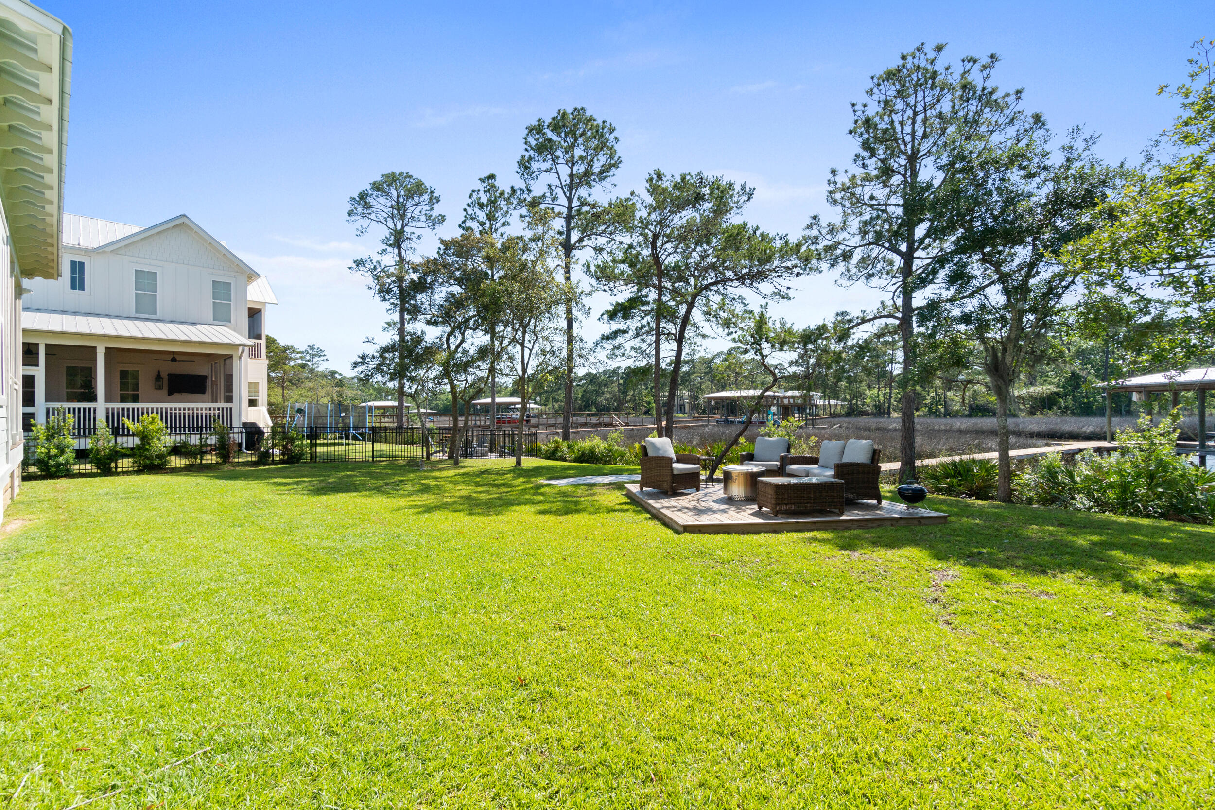 DAXTON ON THE BAY - Residential