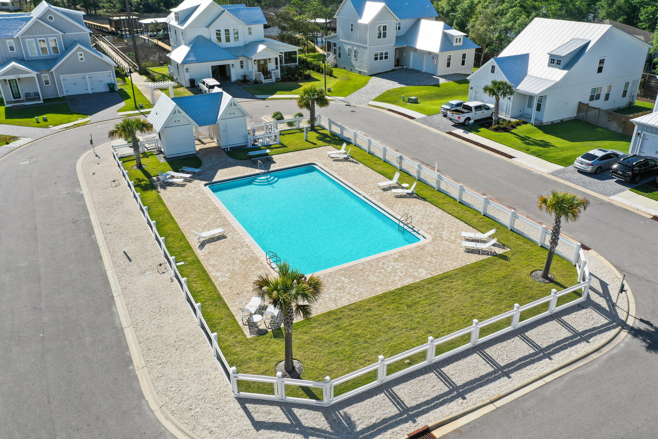 DAXTON ON THE BAY - Residential