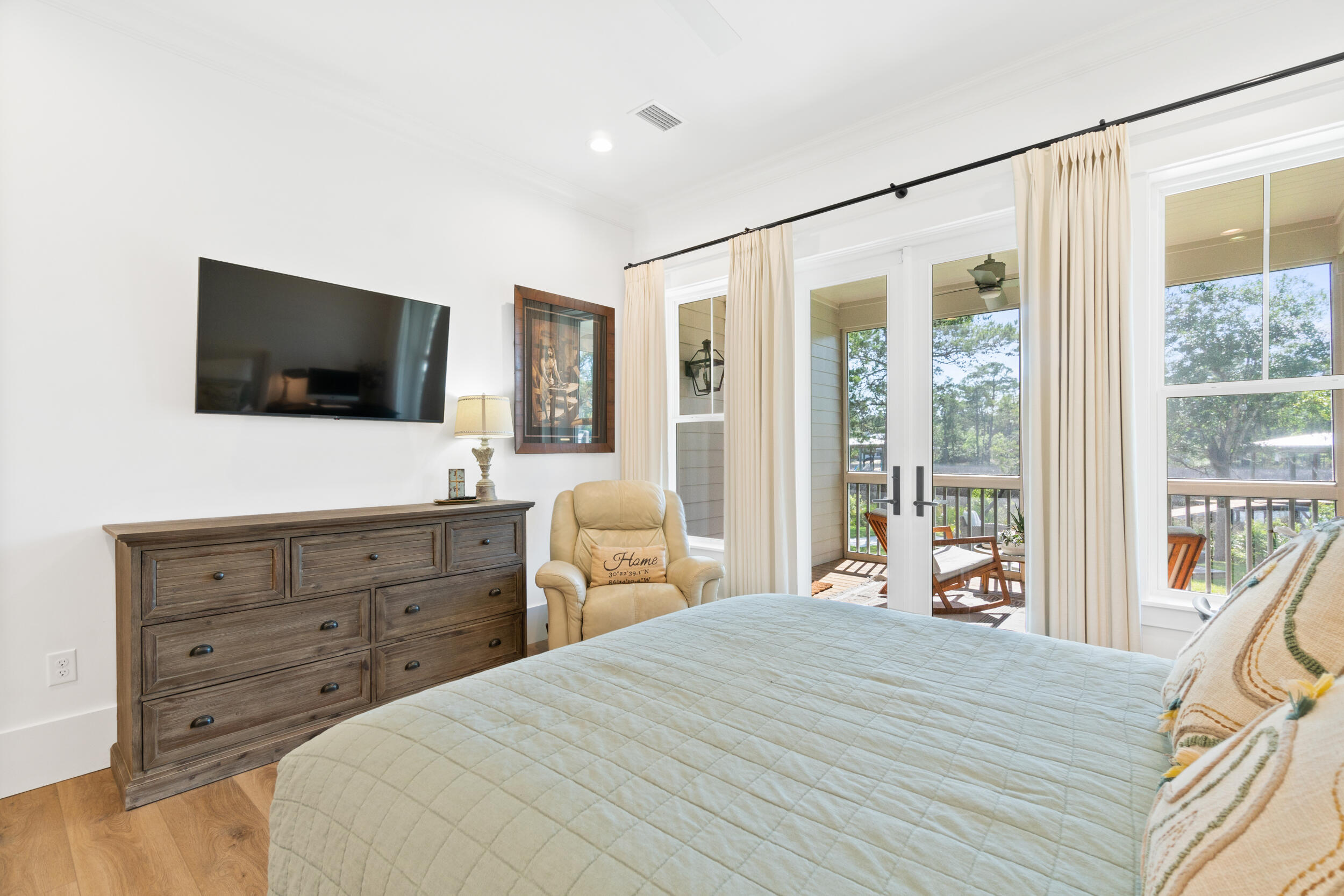 DAXTON ON THE BAY - Residential