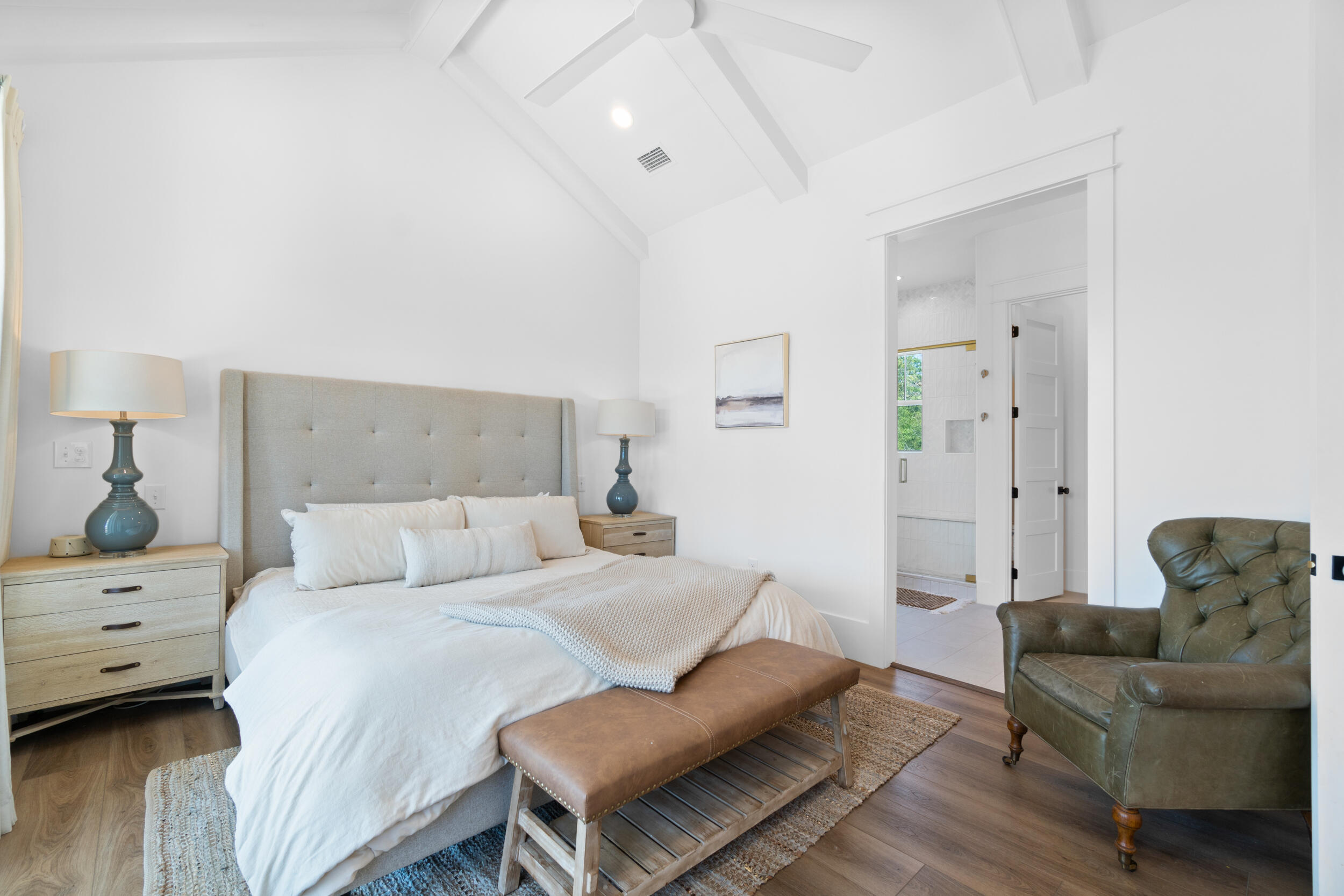 DAXTON ON THE BAY - Residential