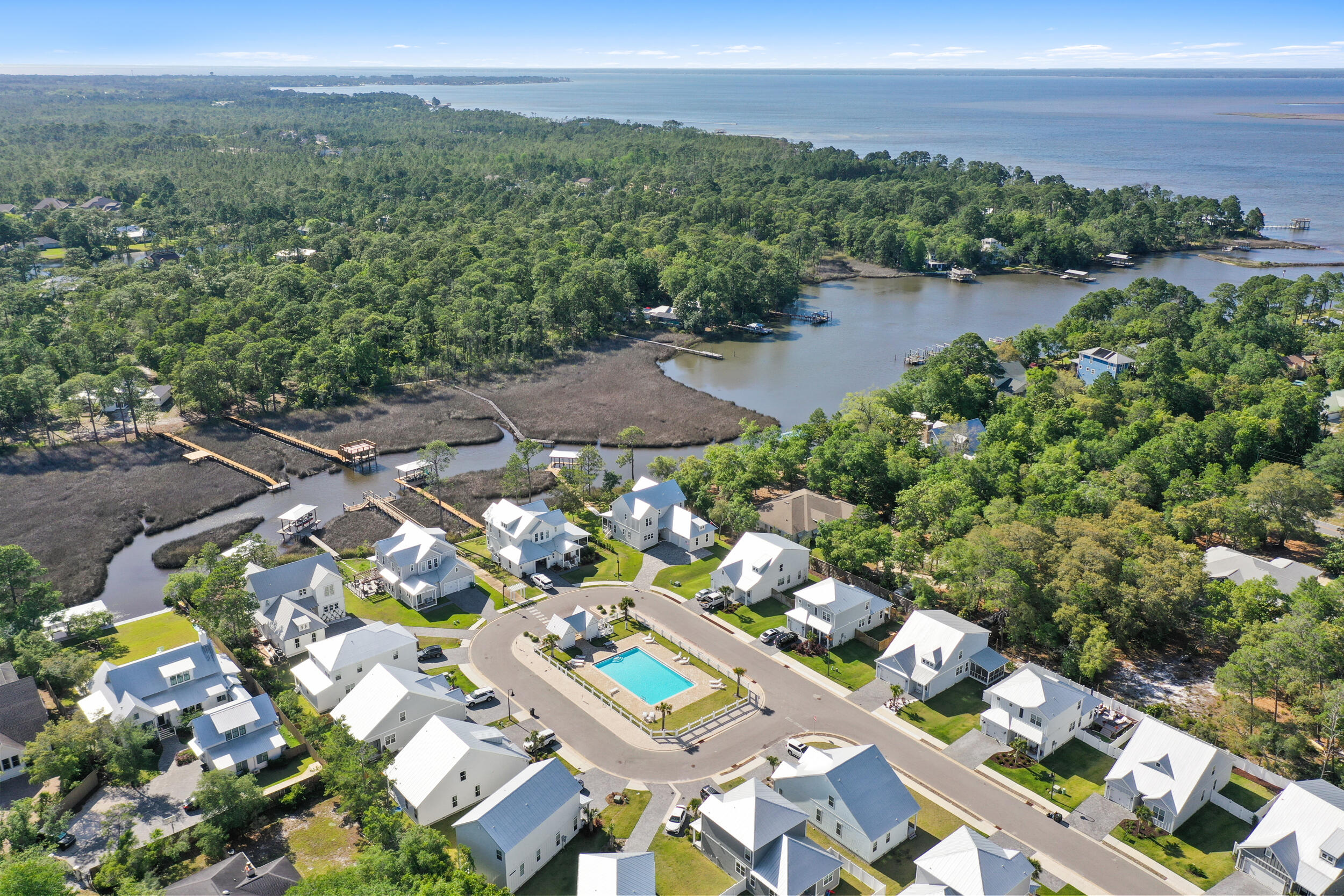 DAXTON ON THE BAY - Residential