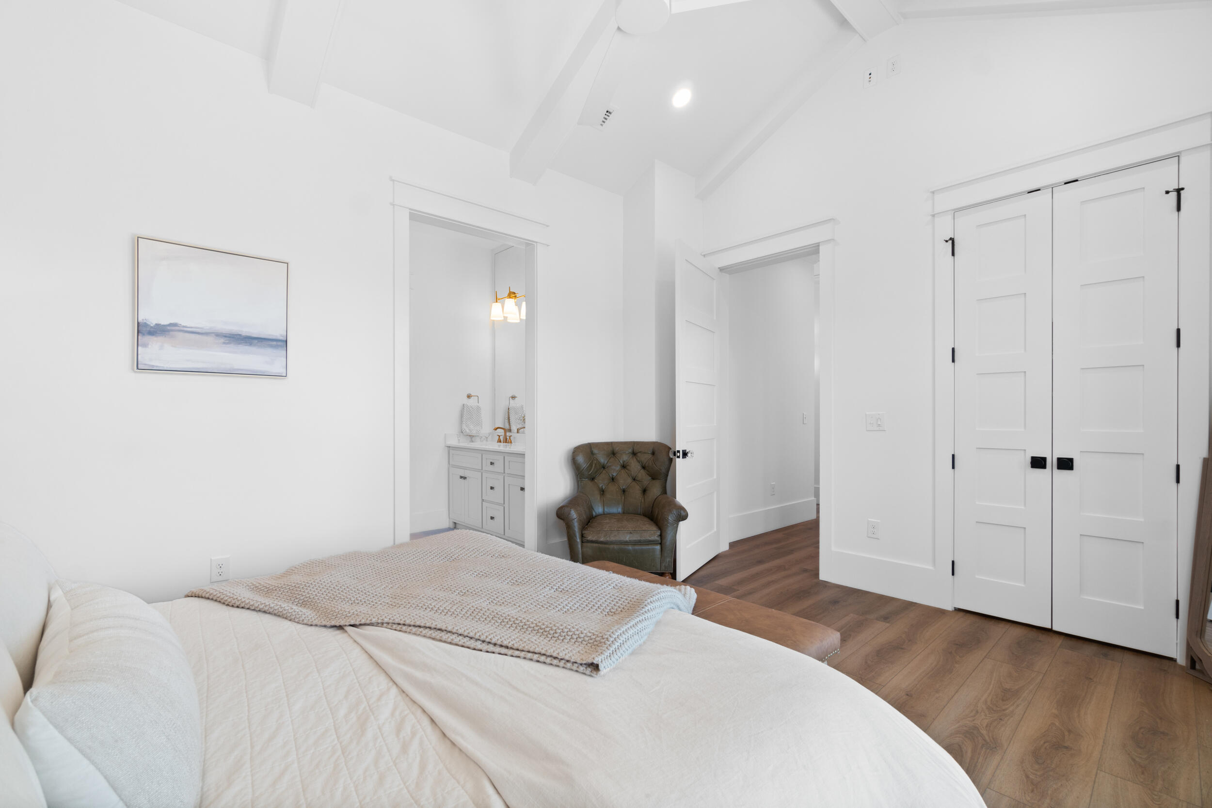 DAXTON ON THE BAY - Residential