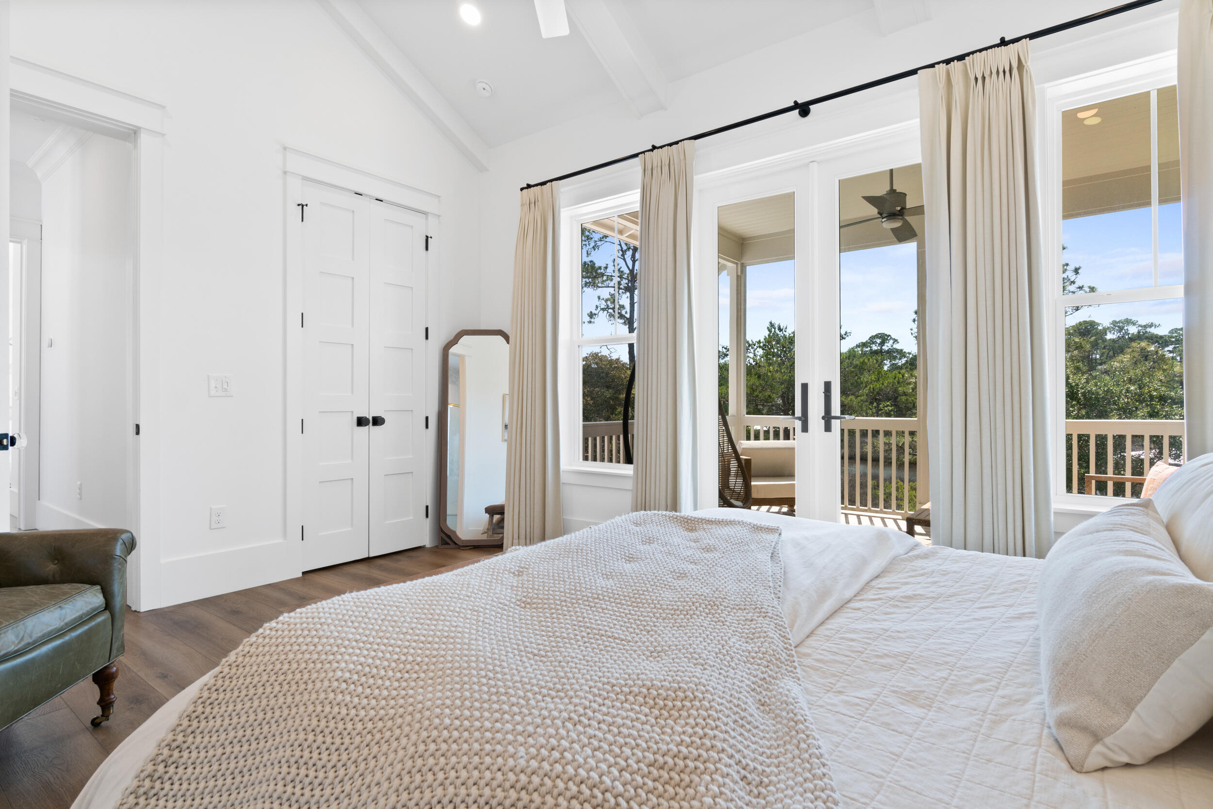 DAXTON ON THE BAY - Residential