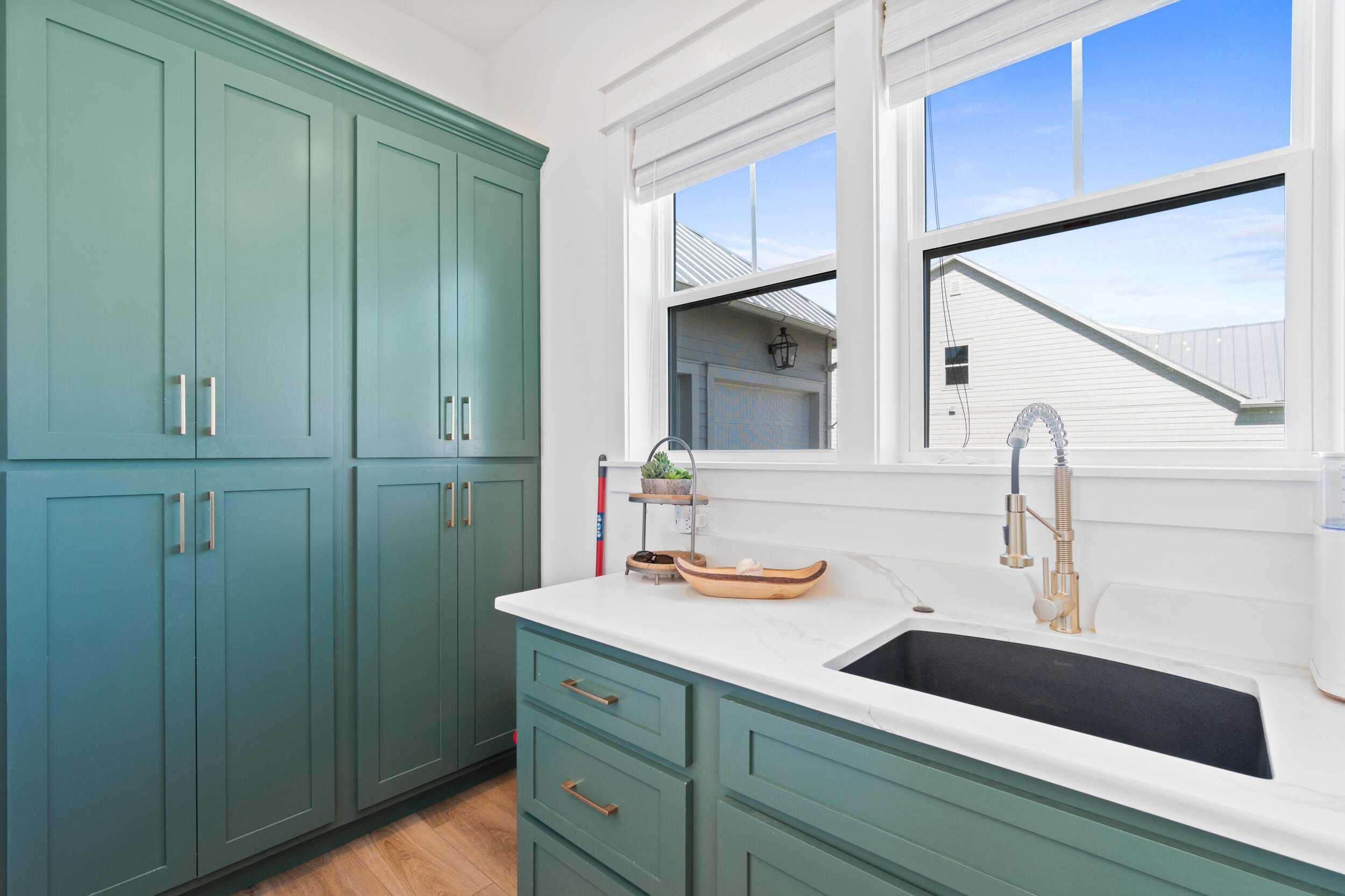 DAXTON ON THE BAY - Residential