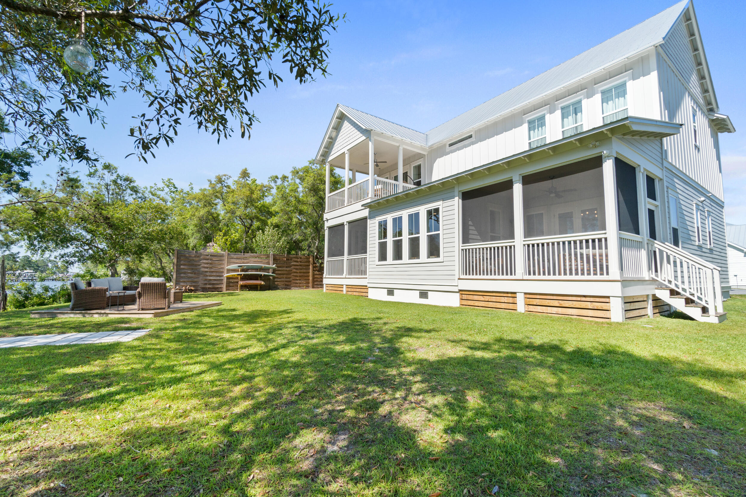 DAXTON ON THE BAY - Residential