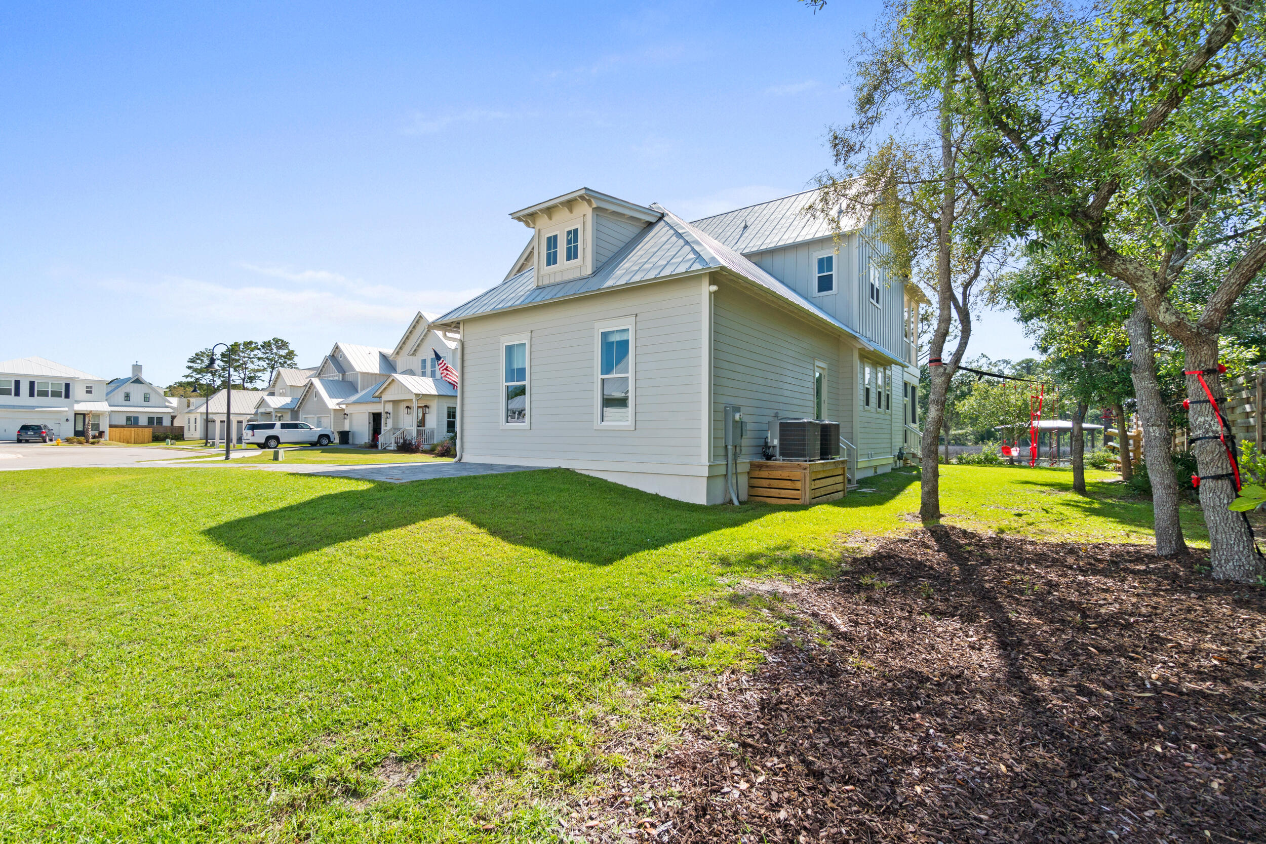 DAXTON ON THE BAY - Residential