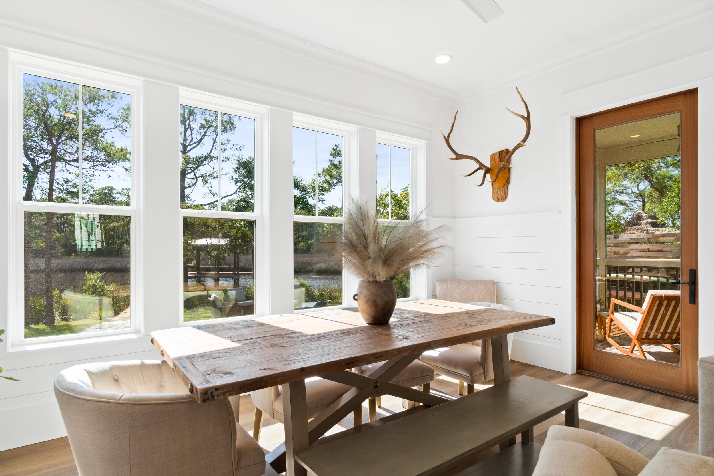 DAXTON ON THE BAY - Residential