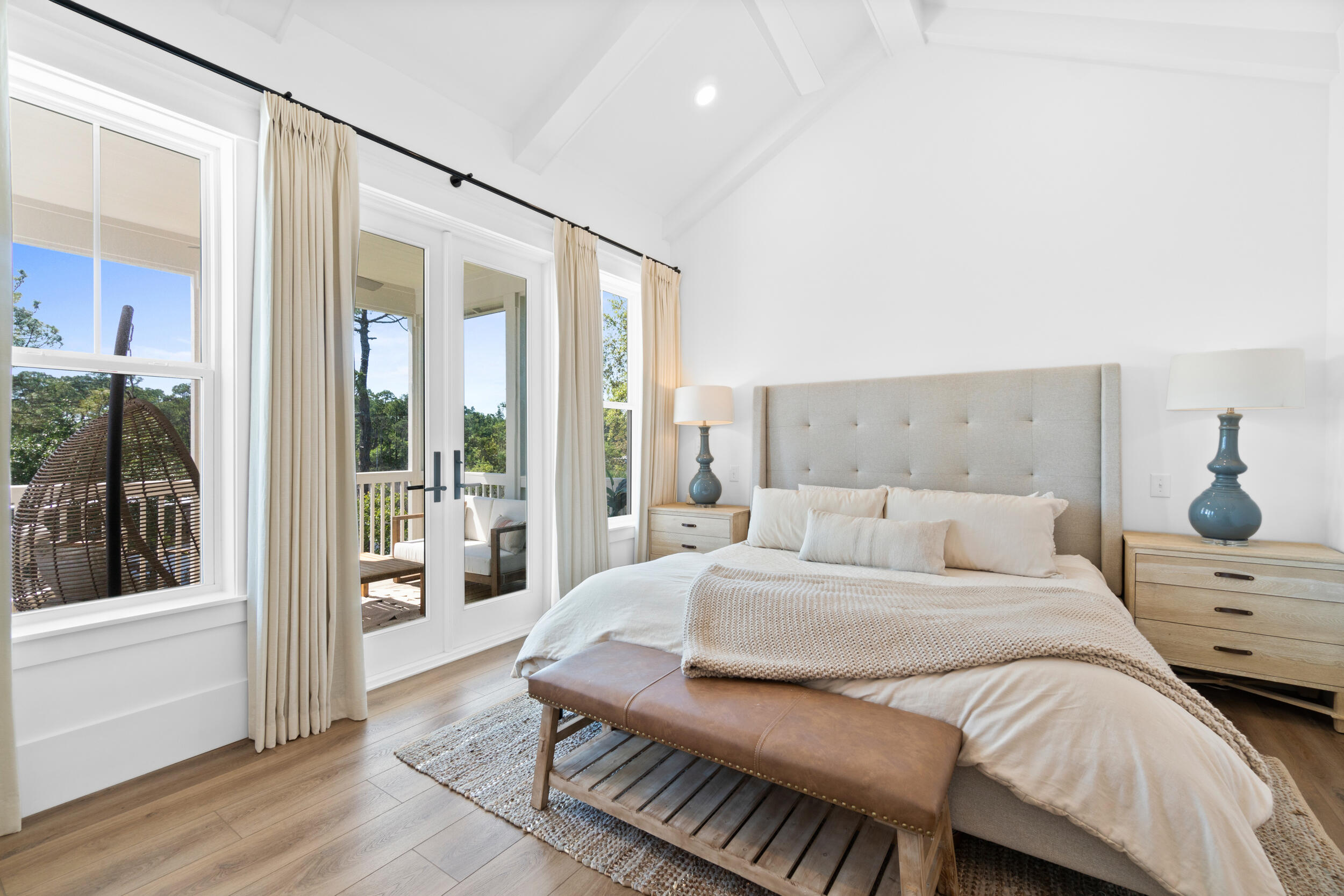 DAXTON ON THE BAY - Residential