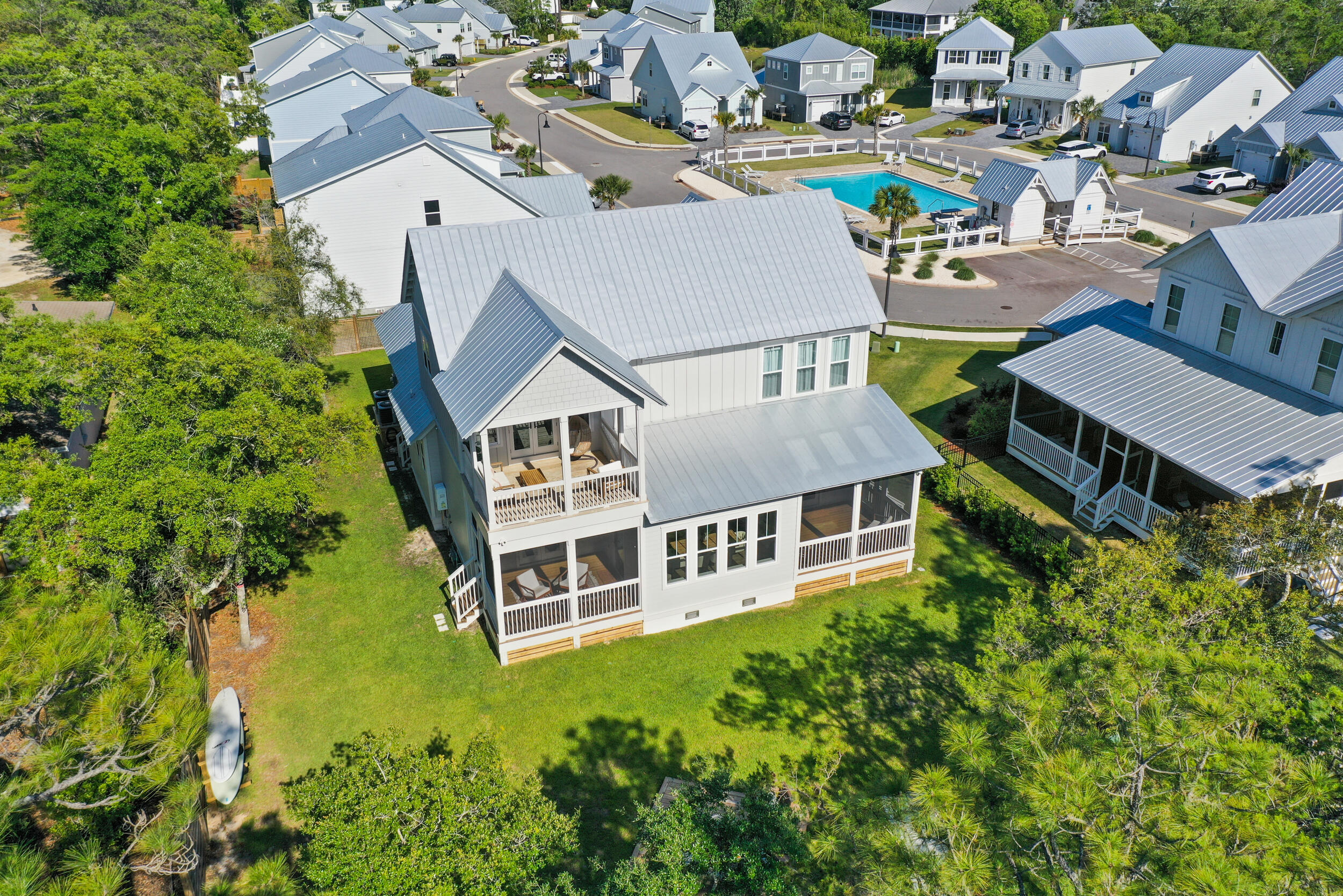 DAXTON ON THE BAY - Residential