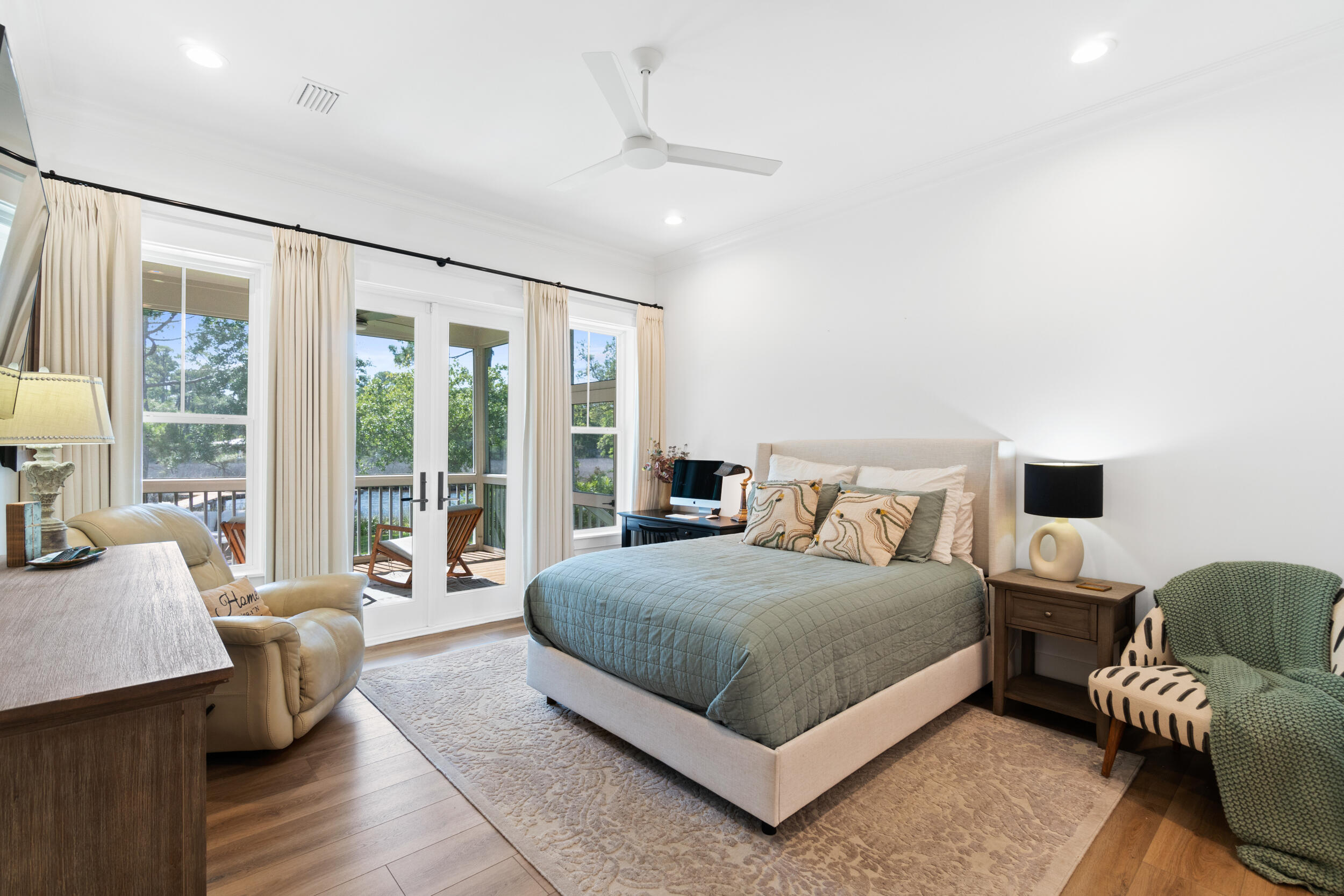 DAXTON ON THE BAY - Residential