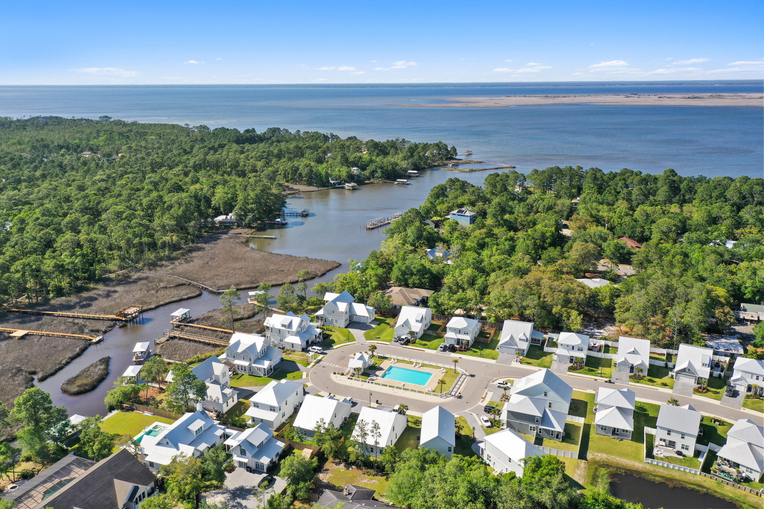 DAXTON ON THE BAY - Residential