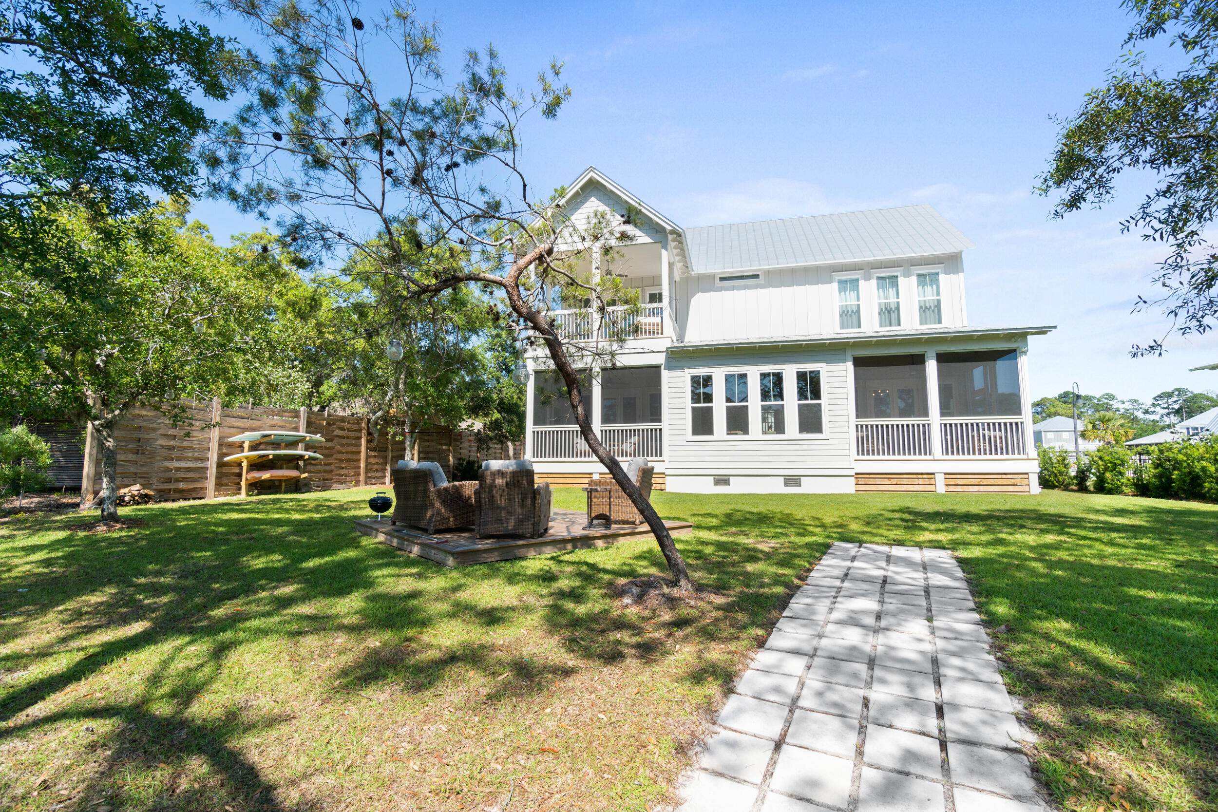 DAXTON ON THE BAY - Residential