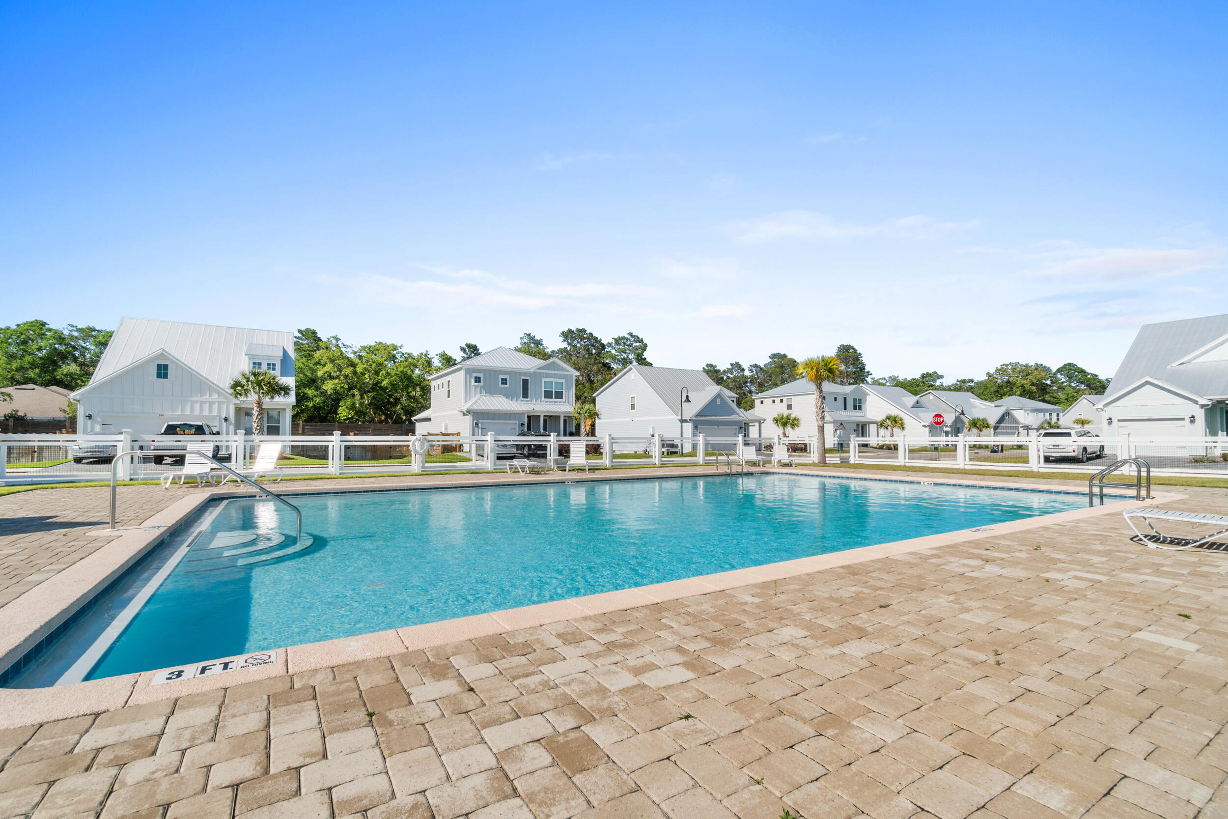 DAXTON ON THE BAY - Residential