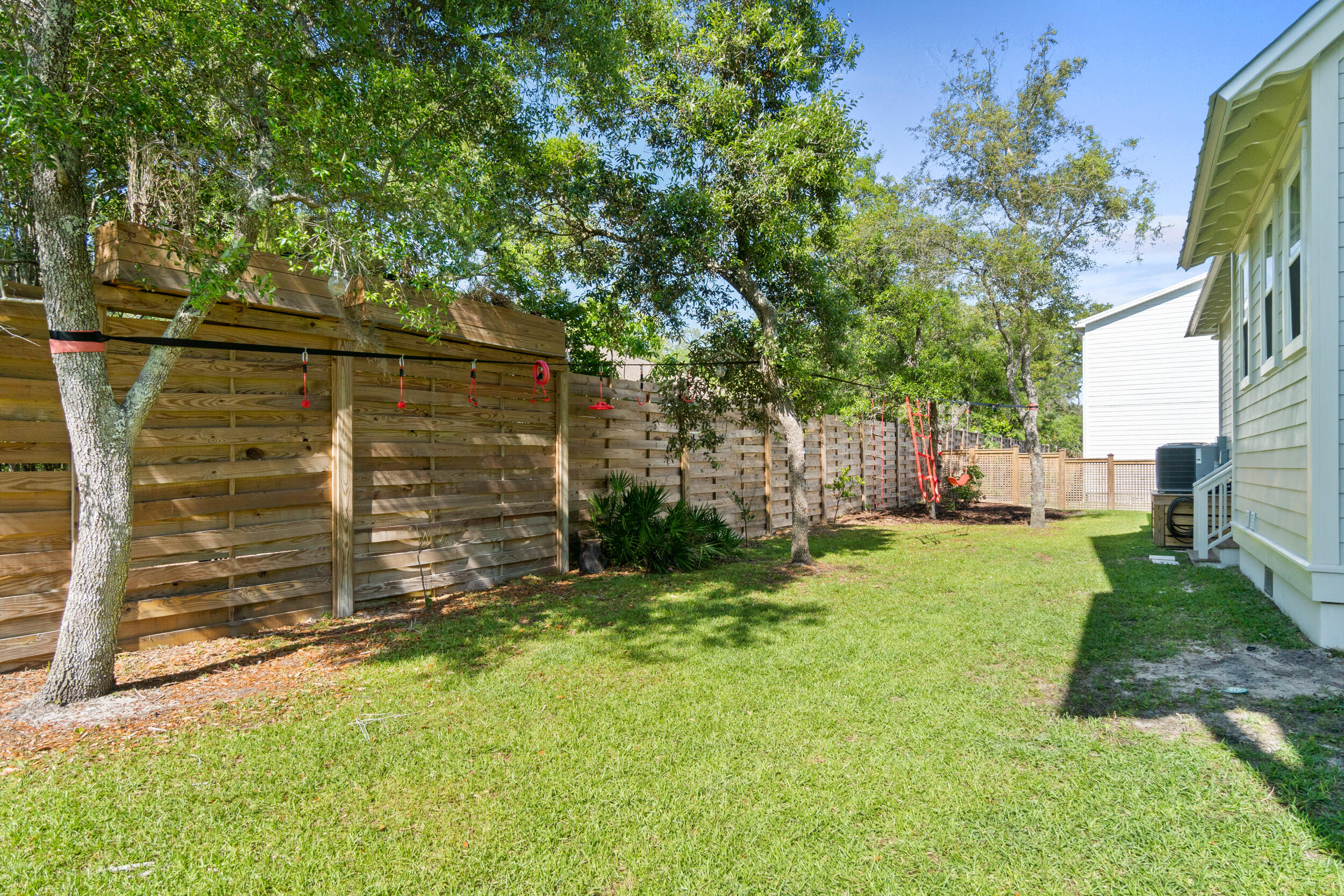 DAXTON ON THE BAY - Residential