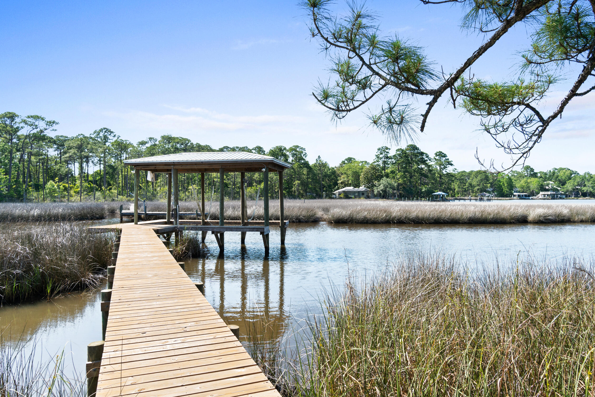 DAXTON ON THE BAY - Residential