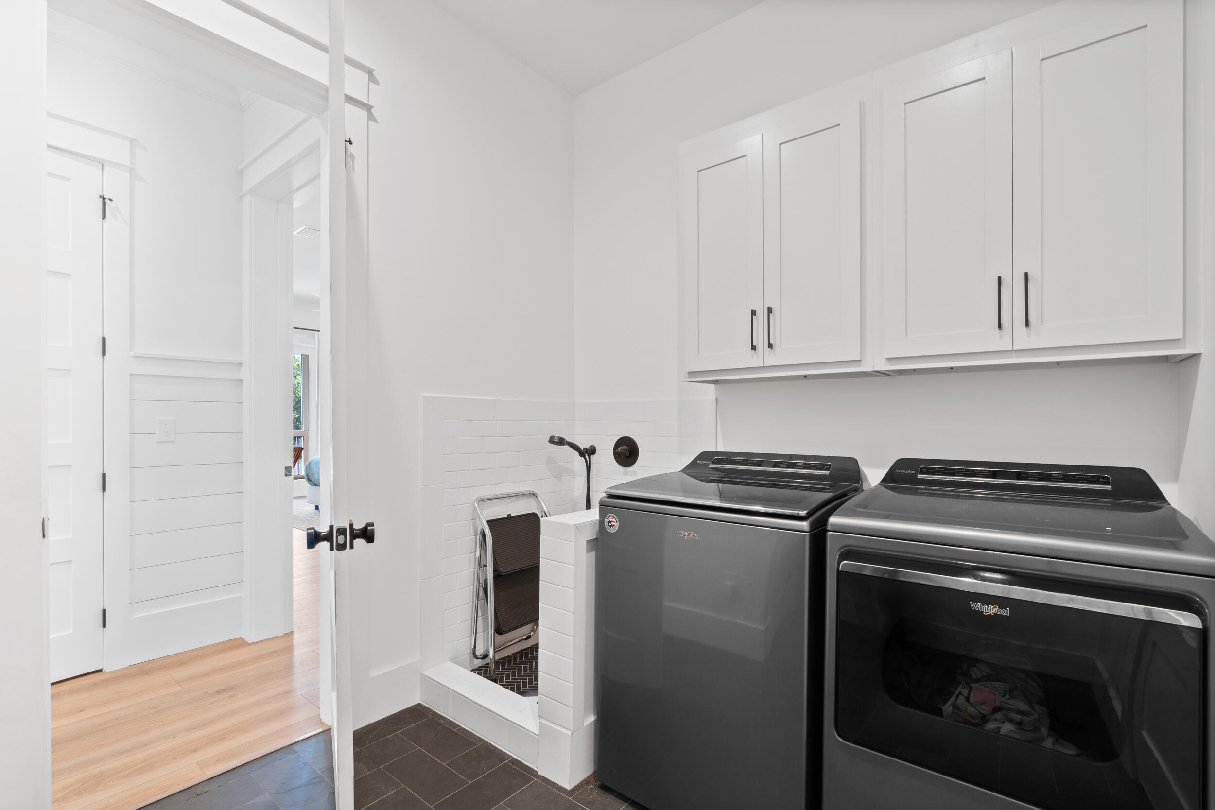 DAXTON ON THE BAY - Residential