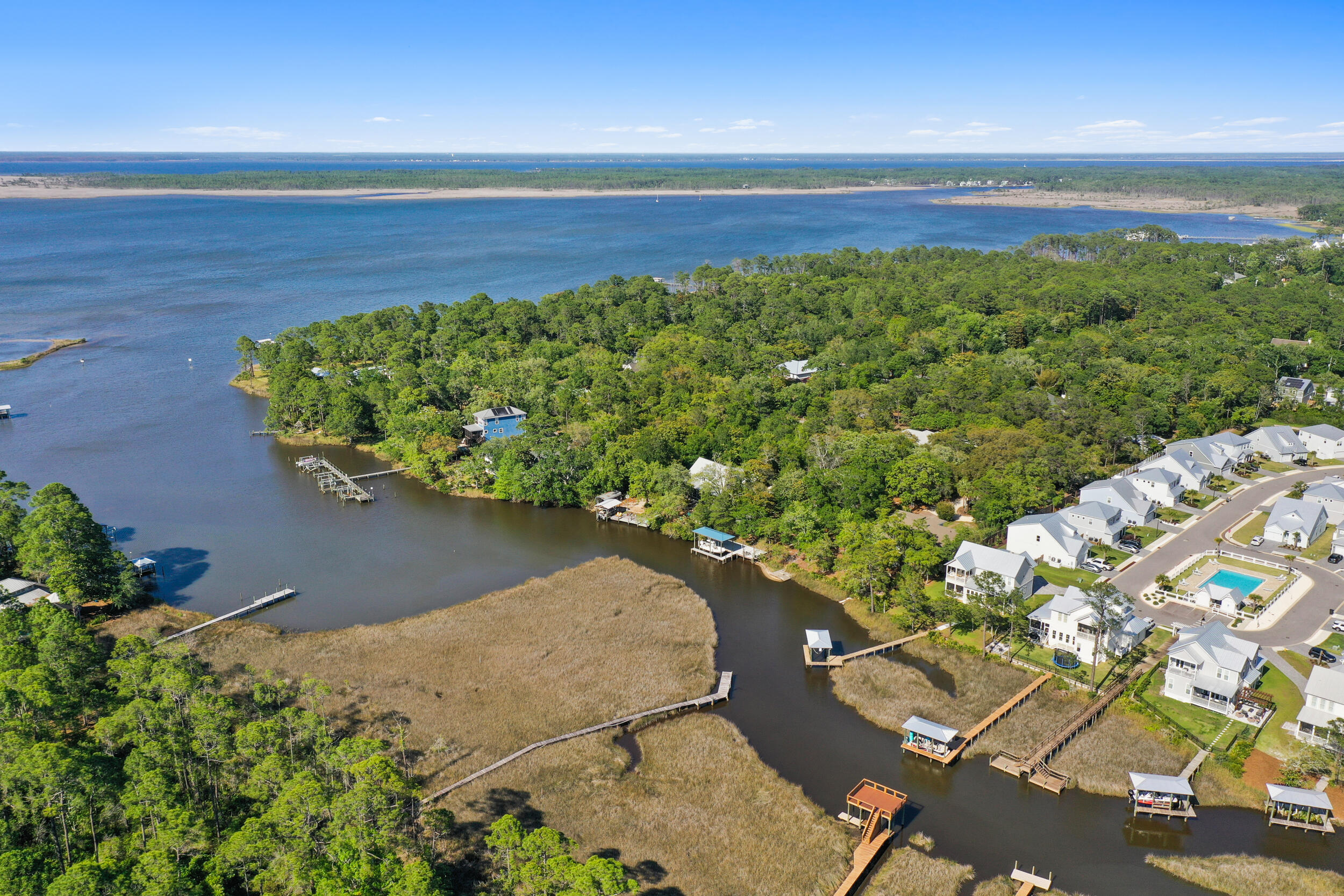 DAXTON ON THE BAY - Residential