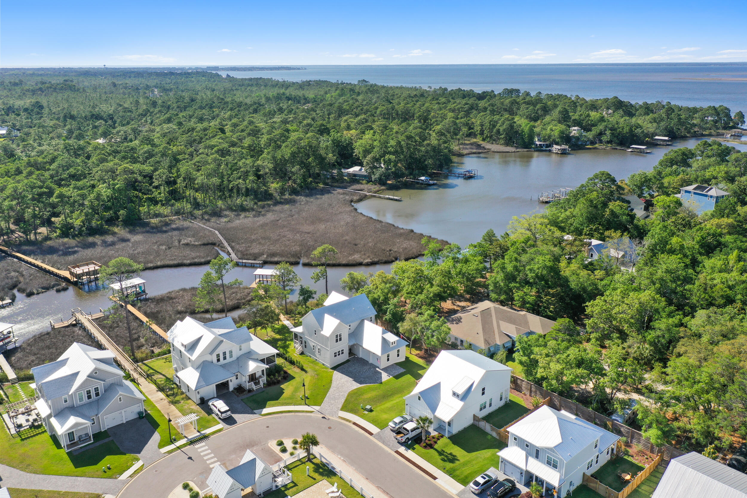 DAXTON ON THE BAY - Residential