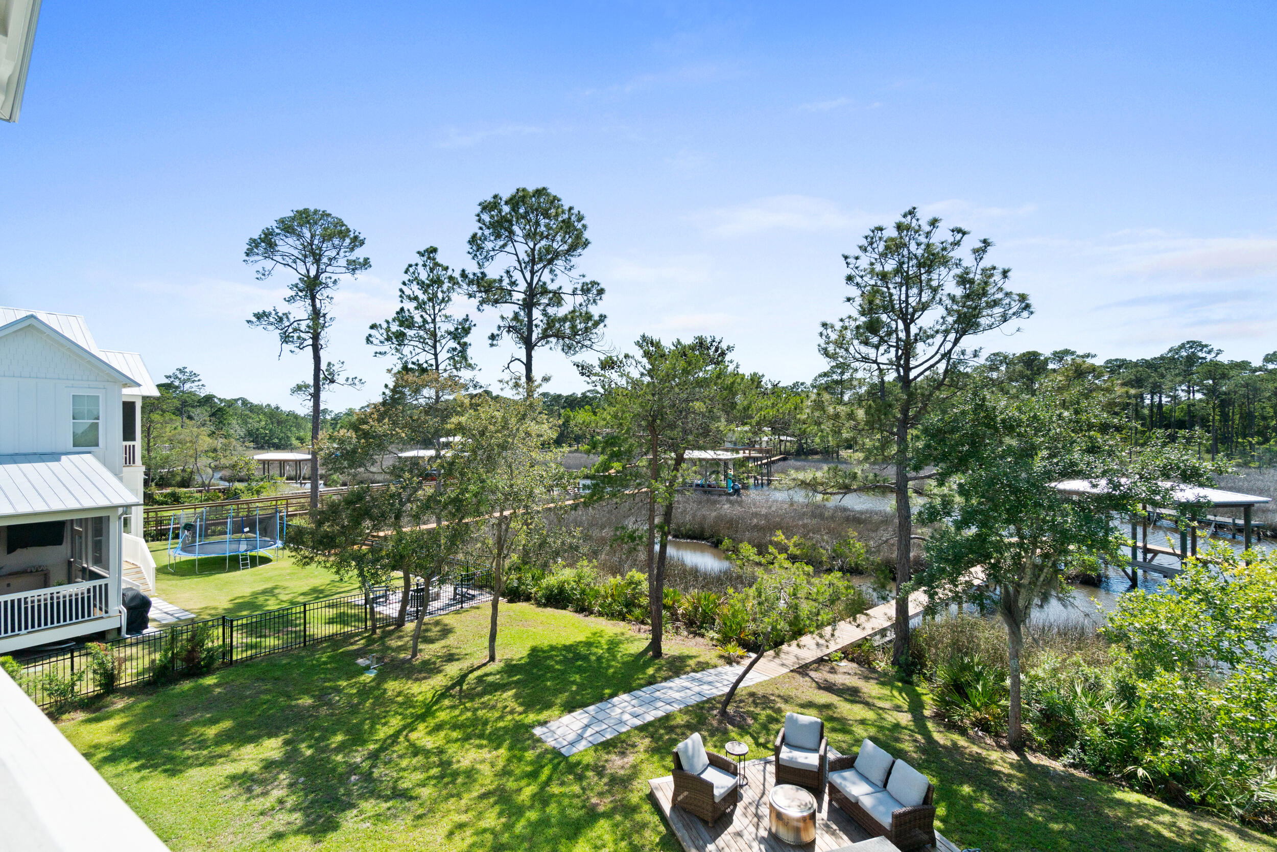 DAXTON ON THE BAY - Residential