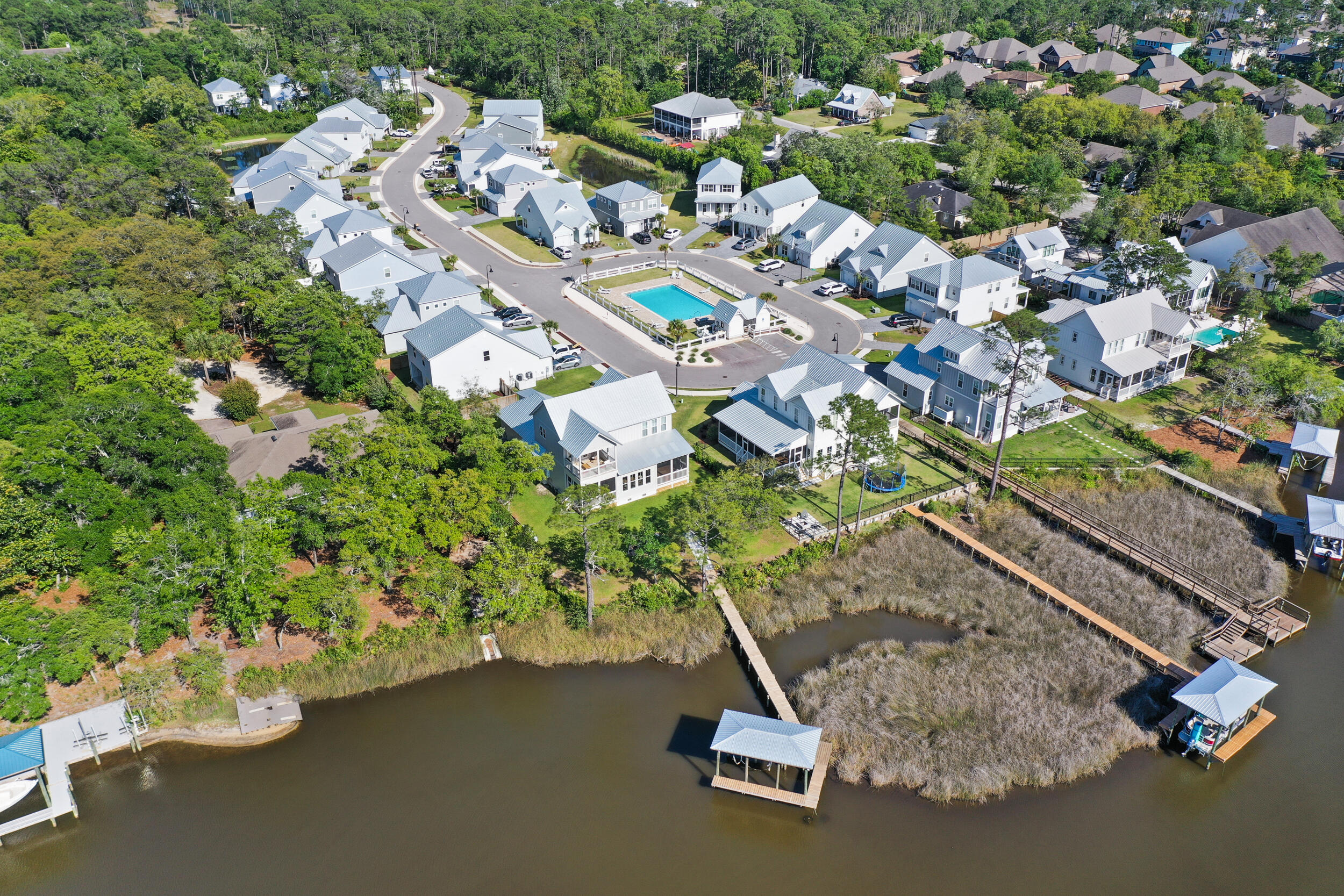 DAXTON ON THE BAY - Residential