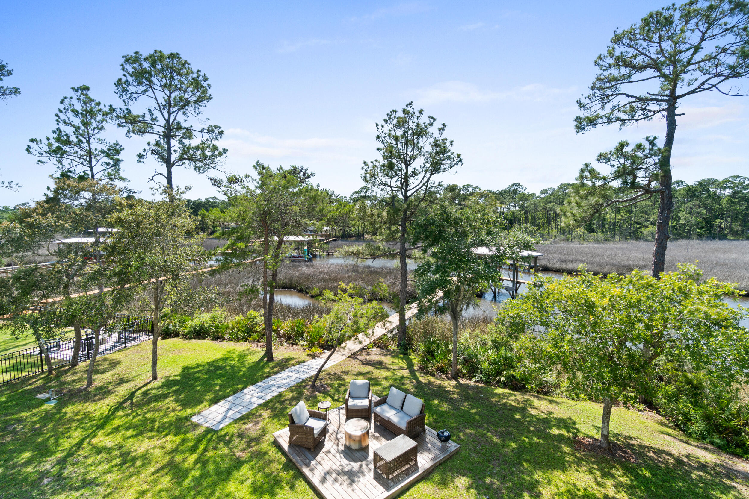 DAXTON ON THE BAY - Residential