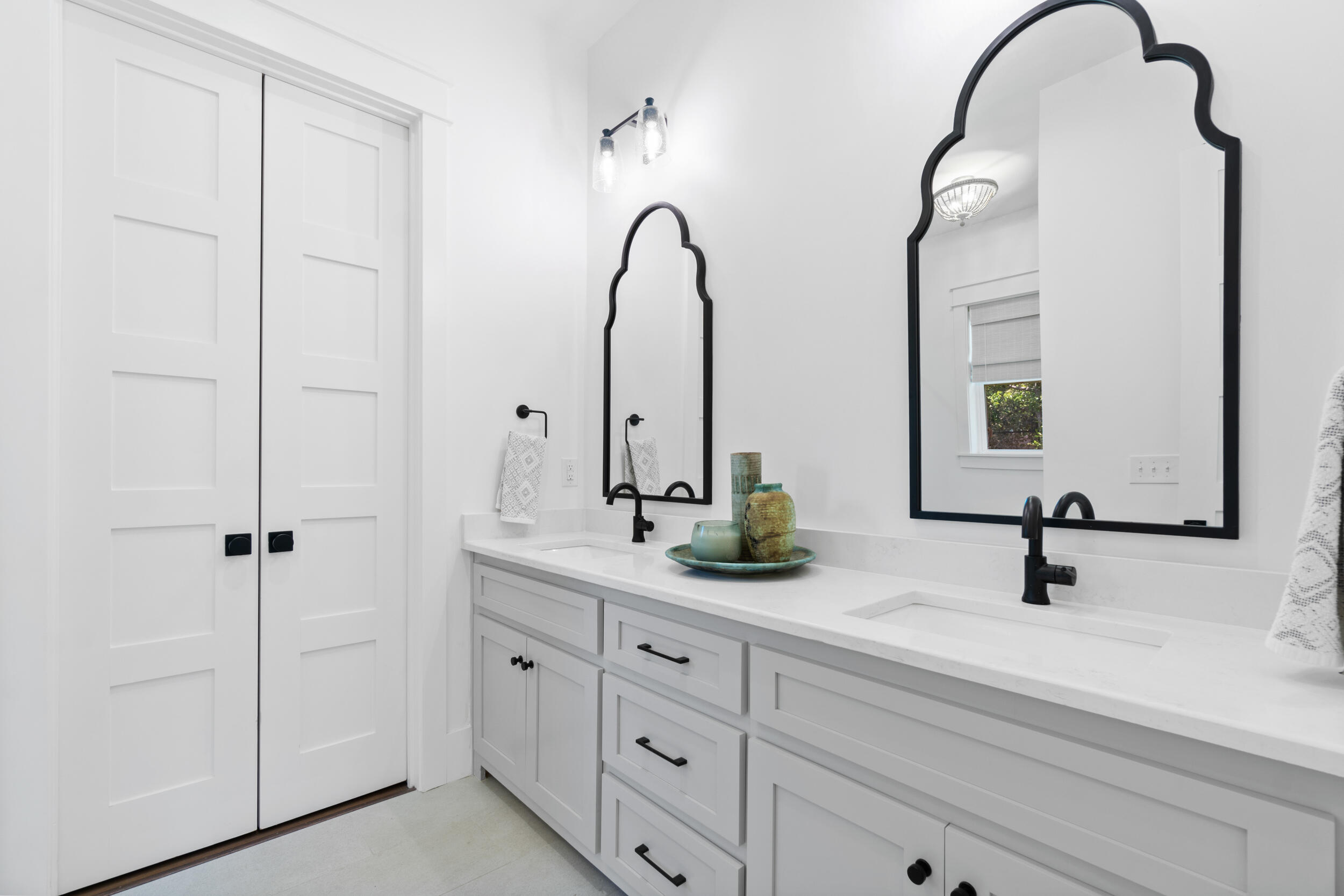 DAXTON ON THE BAY - Residential