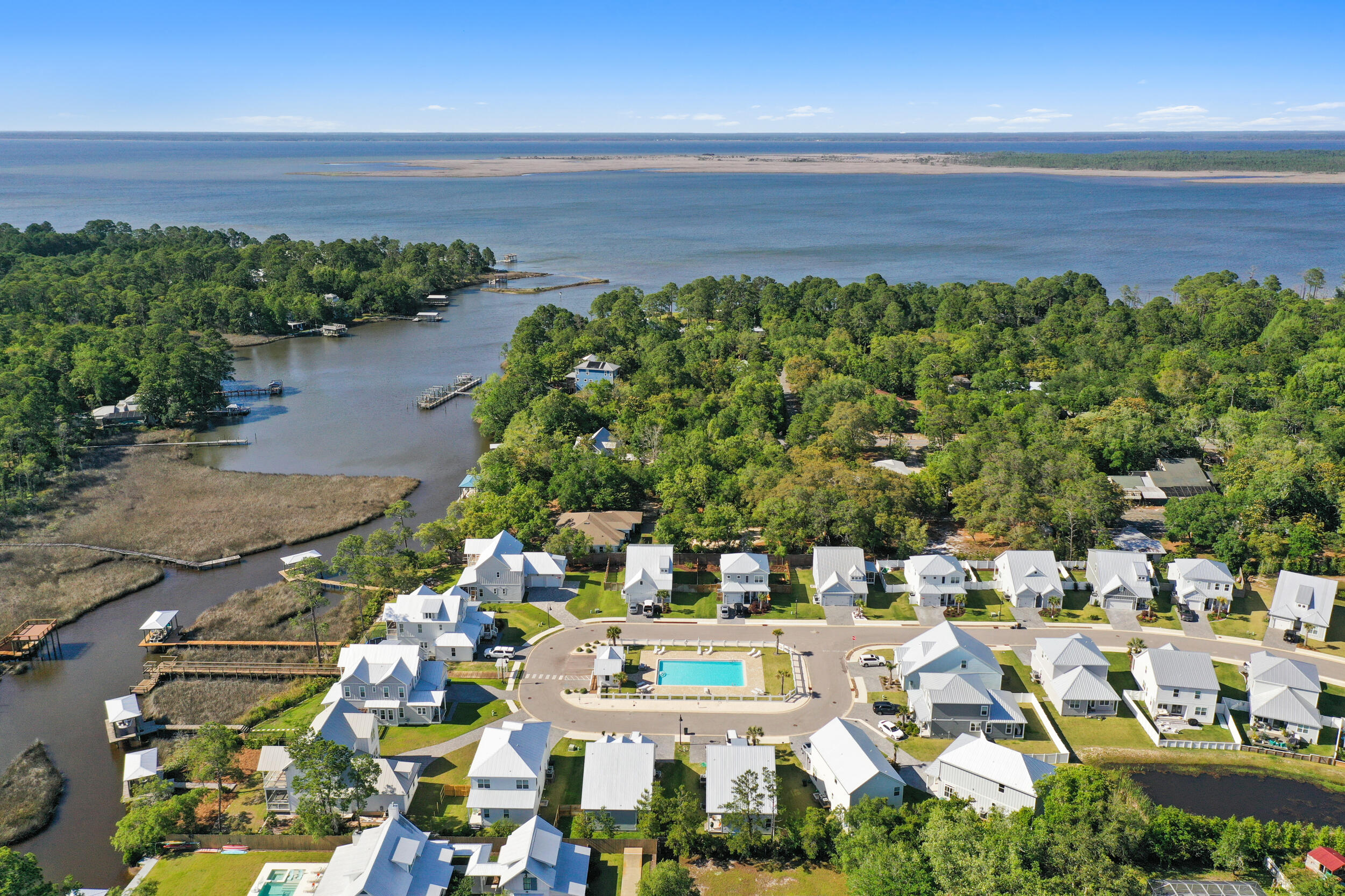 DAXTON ON THE BAY - Residential
