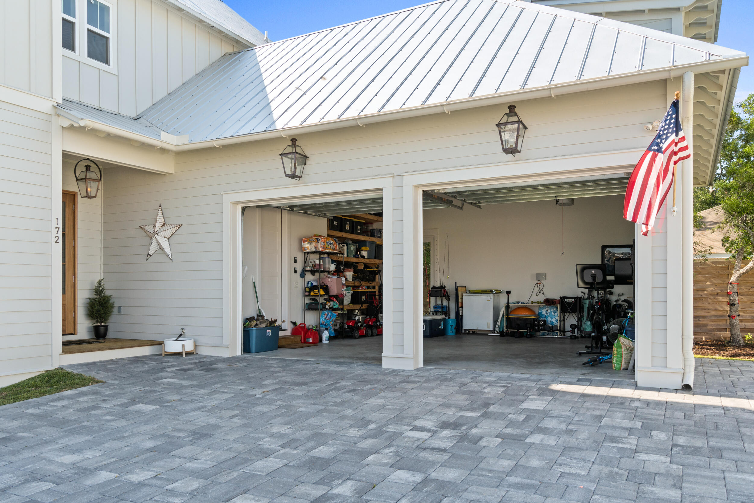 DAXTON ON THE BAY - Residential