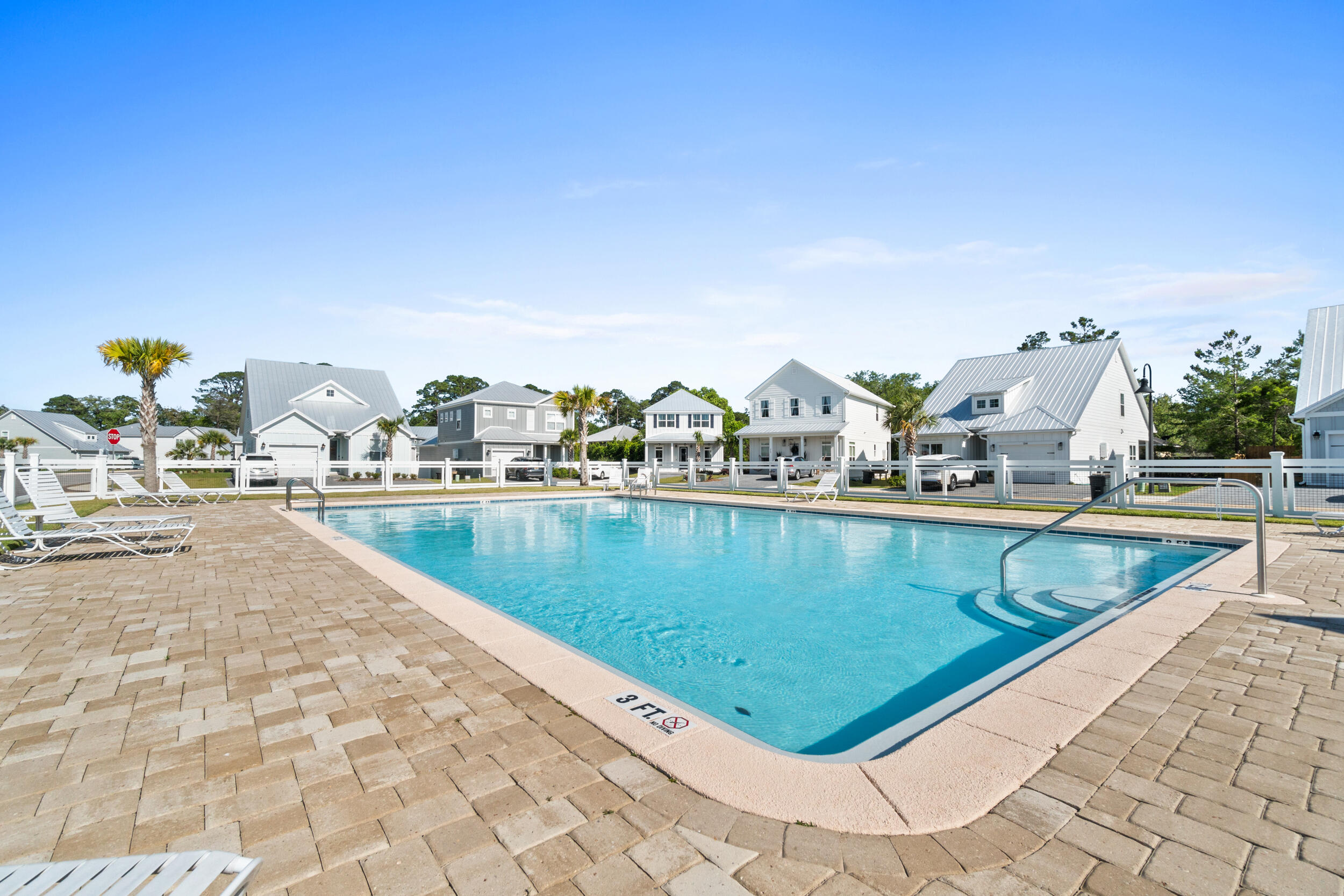 DAXTON ON THE BAY - Residential