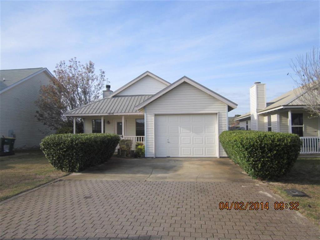 Adorable Patio Home in great location close to Walmart, Navarre Beach, Hurlbert Field, & Inter-Coastal Waterway! New Carpet & Paint, Fireplace, 1 Car Garage, Sprinkler System & SO MUCH MORE! See for yourself and live the Florida Lifestyle today. Buyer & buyers agent to verify exact square footage, lot size, schools, zoning , HOA details to satisfy themselves.