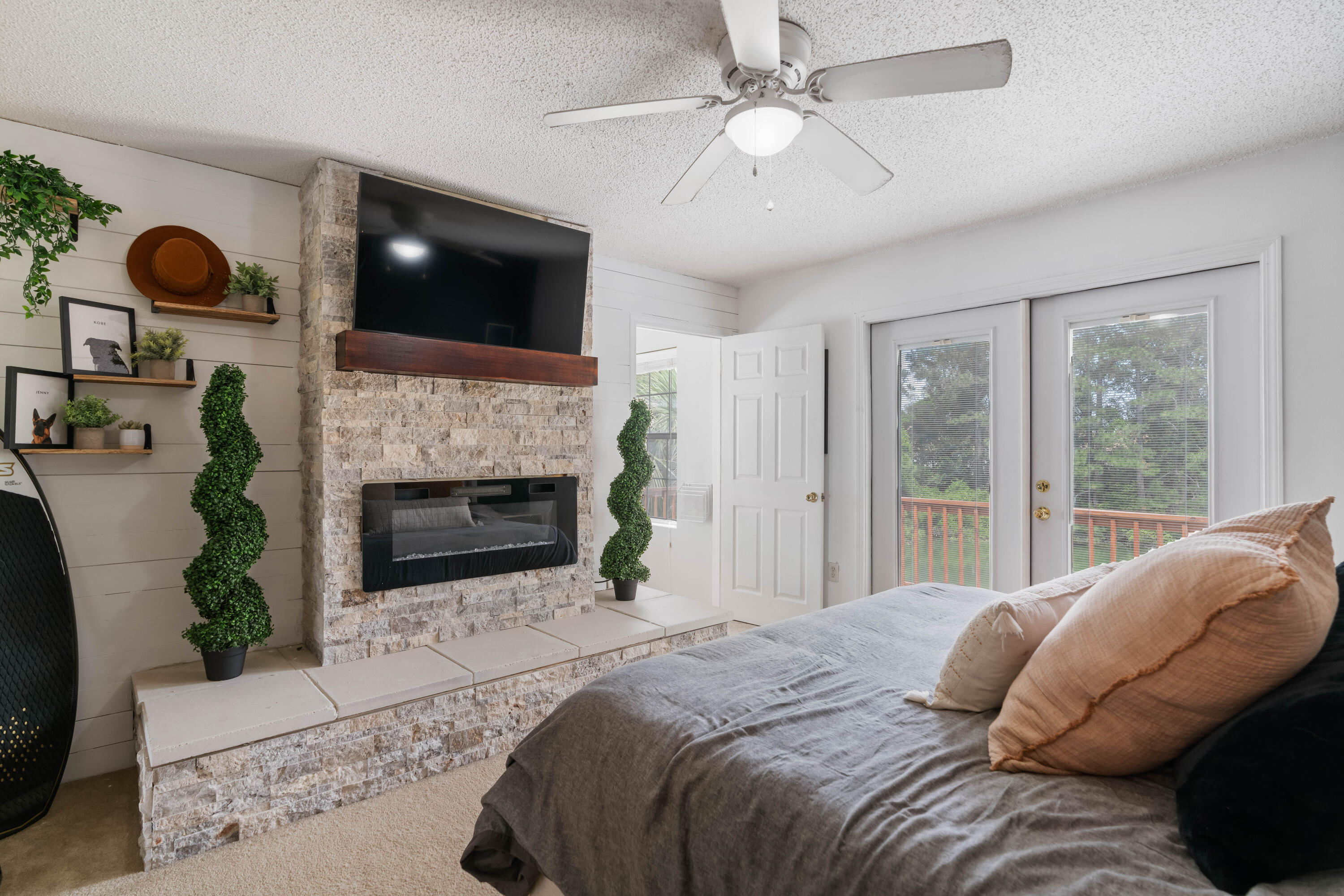 TWIN LAKE ESTATES - Residential