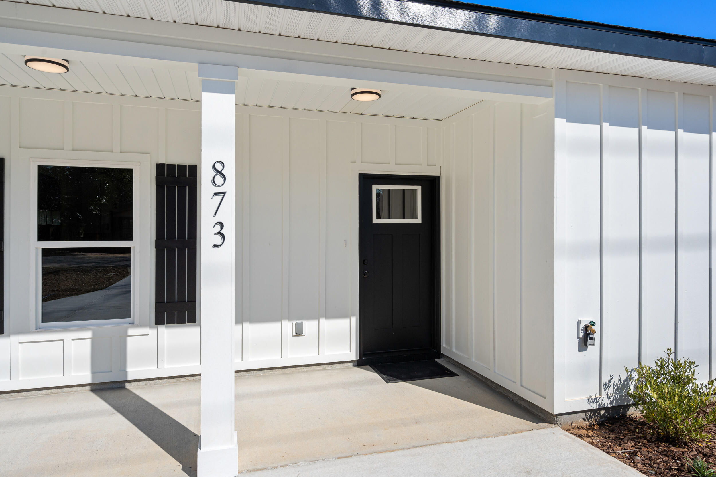 CRESTVIEW BEG SW COR LOT 4 BLK 146 N 53 DEG E 75FT S 36 - Residential