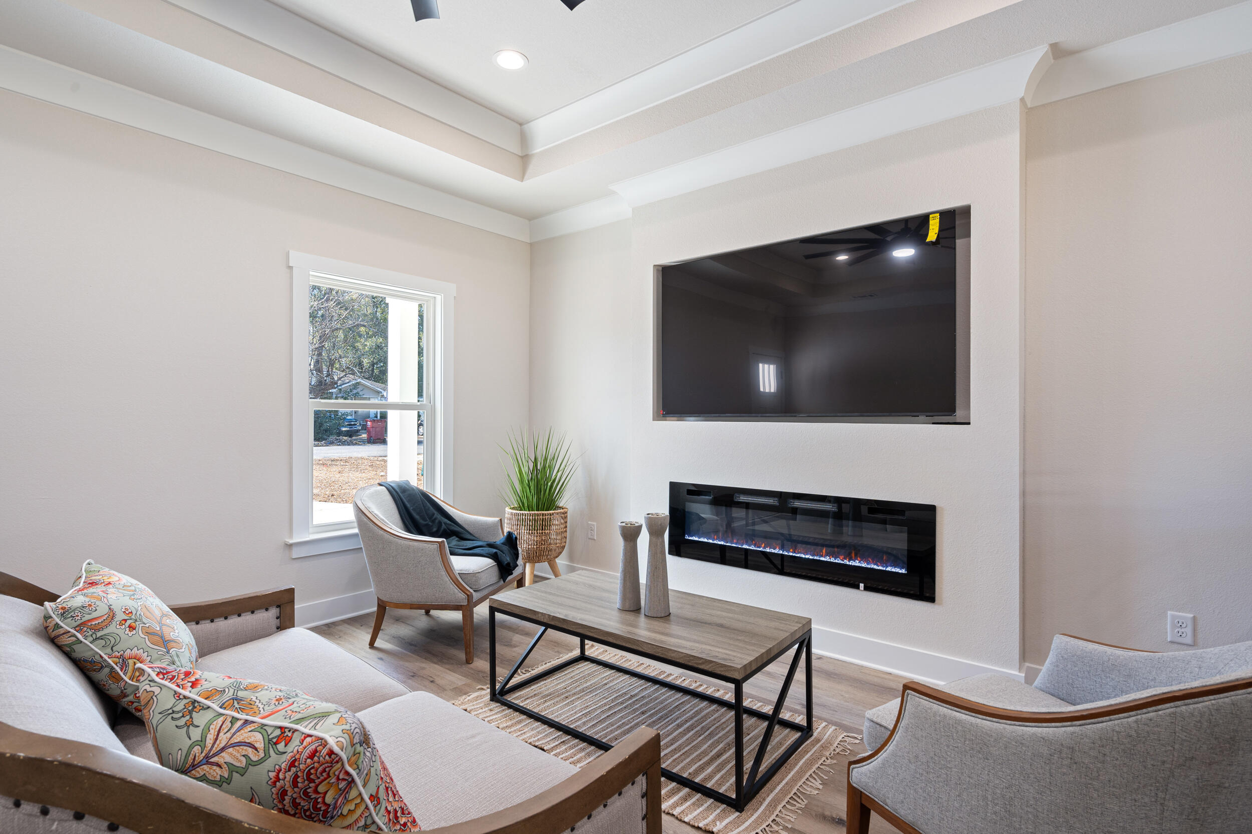 CRESTVIEW BEG SW COR LOT 4 BLK 146 N 53 DEG E 75FT S 36 - Residential